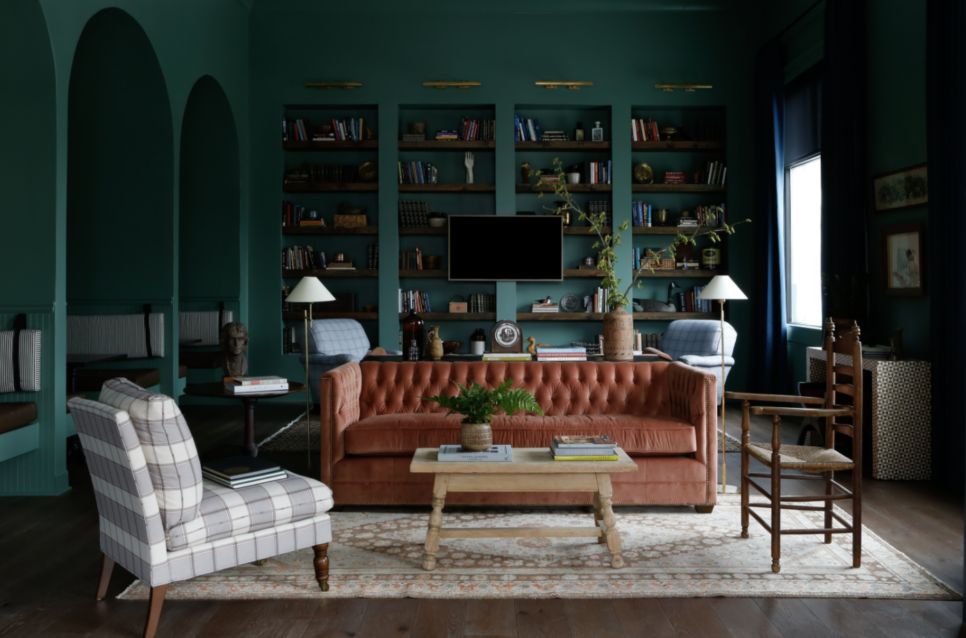  Creating a warm and inviting home doesn’t have to be difficult or costly. With a few simple changes, you can transform any space into a retreat that welcomes you and your guests. Take a look at 6 cozy home decor tips to achieve just that with stunning designs by Sabbe Interiors so beautifully photographed by Joseph G Bradshaw Photography