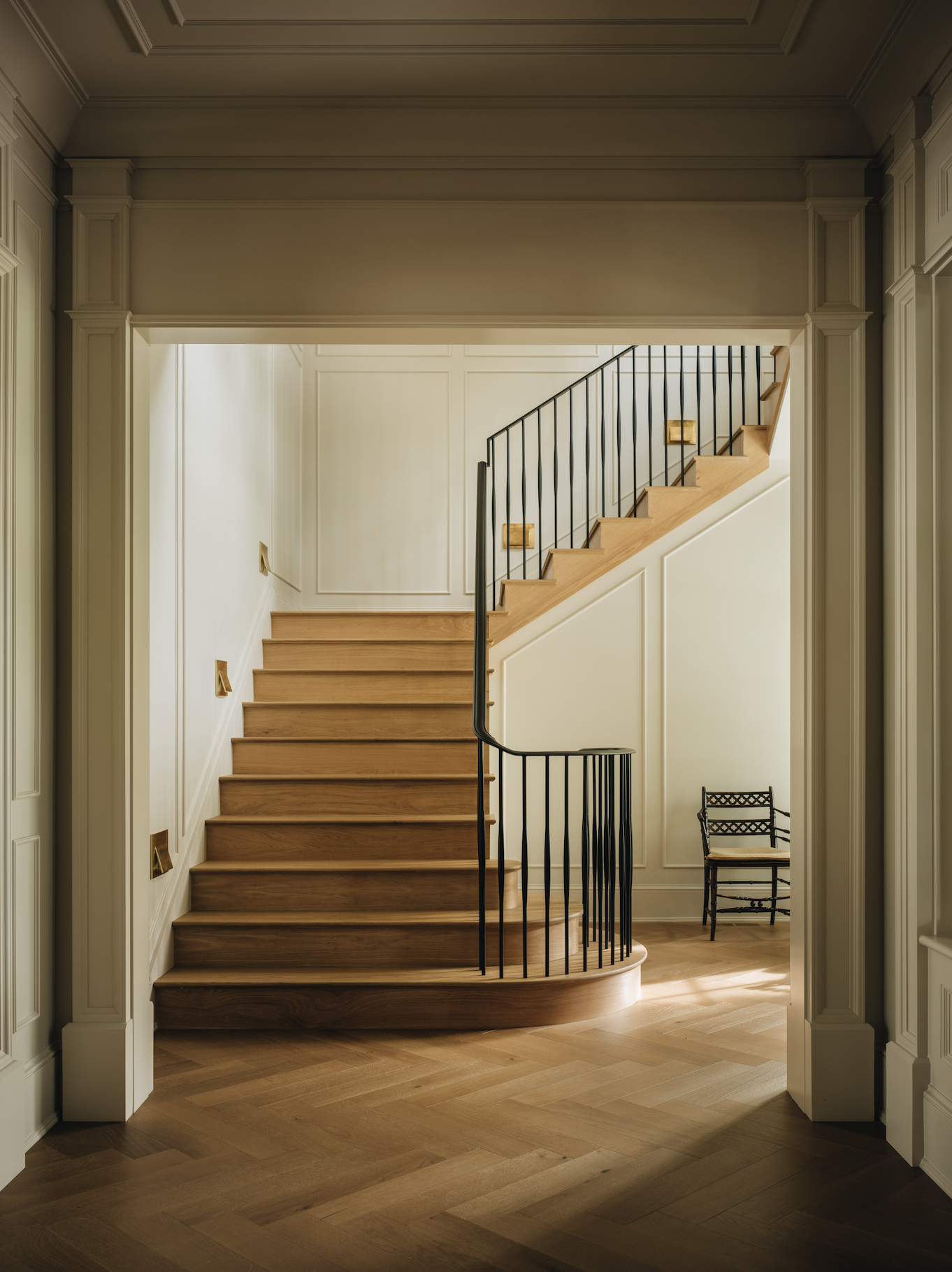 Interior Design: @jeanstofferdesign Build: @zahnbuildersinc Architecture: @jameslarew Photography: @stofferphotographyinteriors We hope you are having a great week–and are in the mood for touring a one-of-a-kind home designed by the talented Jean Stoffer Design and beautifully photographed by Stoffer Photography Interiors.  Neutral enough to be calm, textured enough to be interesting, and layered into complete coziness, this is the perfect home for friends and family. Which of these beautiful interior design ideas is your favorite?
