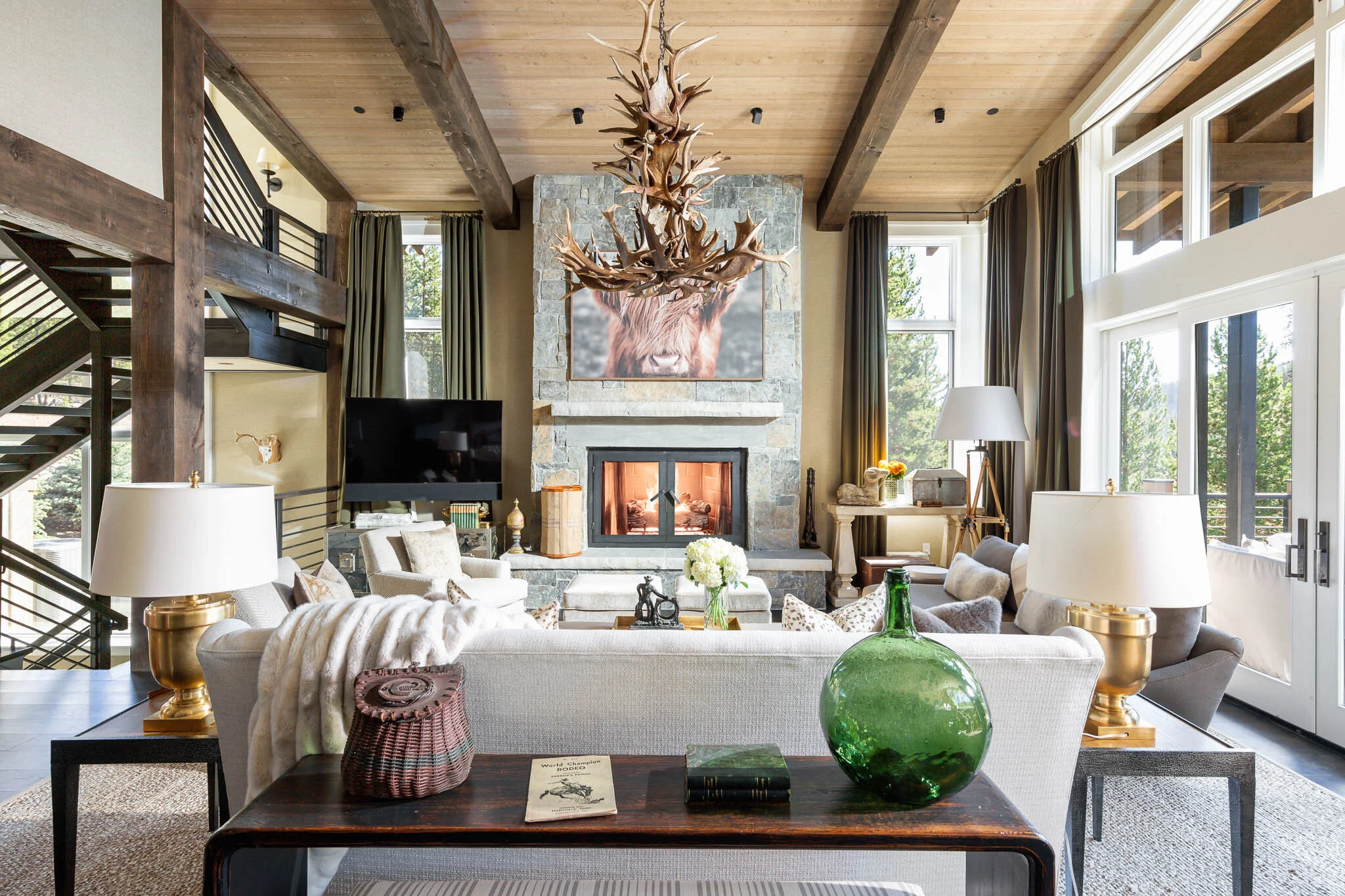 Marty Paoletta PhotographyGood morning, chic readers! We hope your Thursday is off to a great start and that you are poised and ready for the weekend. We are so excited to share a few of our all-time favorite beautiful living rooms–and a few of the features that we think a great living room has.  Has anyone ever created living rooms like Nancy Meyers?!  So take a few minutes, refill your coffee, and reset your mind with these stunning rooms that can’t help but inspire you to a more productive (and comfortable!) day. 