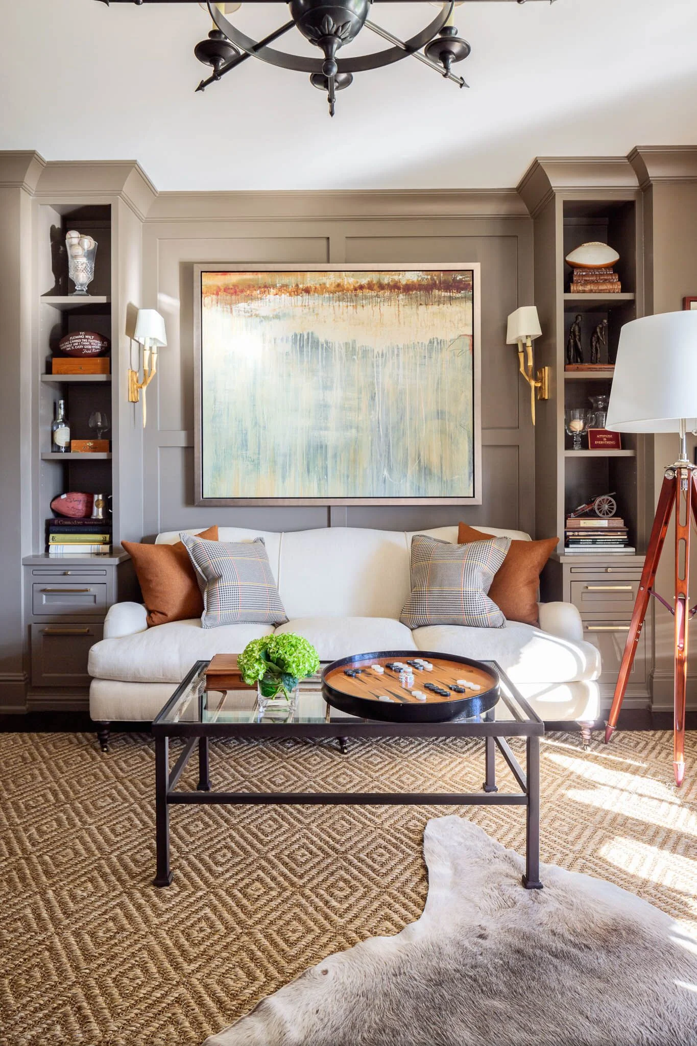 Marty Paoletta PhotographyGood morning, chic readers! We hope your Thursday is off to a great start and that you are poised and ready for the weekend. We are so excited to share a few of our all-time favorite beautiful living rooms–and a few of the features that we think a great living room has.  Has anyone ever created living rooms like Nancy Meyers?!  So take a few minutes, refill your coffee, and reset your mind with these stunning rooms that can’t help but inspire you to a more productive (and comfortable!) day. 