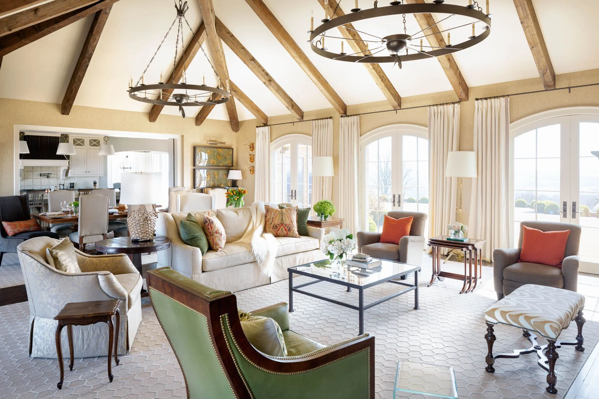 Marty Paoletta PhotographyGood morning, chic readers! We hope your Thursday is off to a great start and that you are poised and ready for the weekend. We are so excited to share a few of our all-time favorite beautiful living rooms–and a few of the features that we think a great living room has.  Has anyone ever created living rooms like Nancy Meyers?!  So take a few minutes, refill your coffee, and reset your mind with these stunning rooms that can’t help but inspire you to a more productive (and comfortable!) day. 