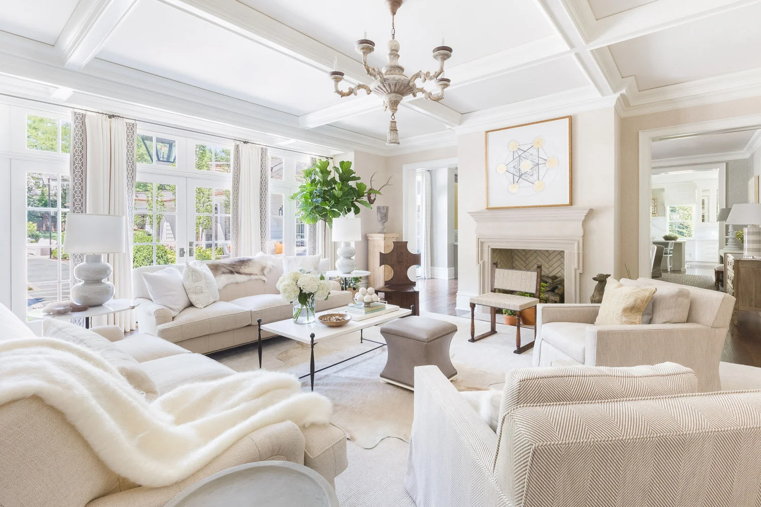 Alyssa Rosenheck PhotographyGood morning, chic readers! We hope your Thursday is off to a great start and that you are poised and ready for the weekend. We are so excited to share a few of our all-time favorite beautiful living rooms–and a few of the features that we think a great living room has.  Has anyone ever created inviting living rooms like Nancy Meyers?!  So take a few minutes, refill your coffee, and reset your mind with these stunning rooms that can’t help but inspire you to a more productive (and comfortable!) day. 