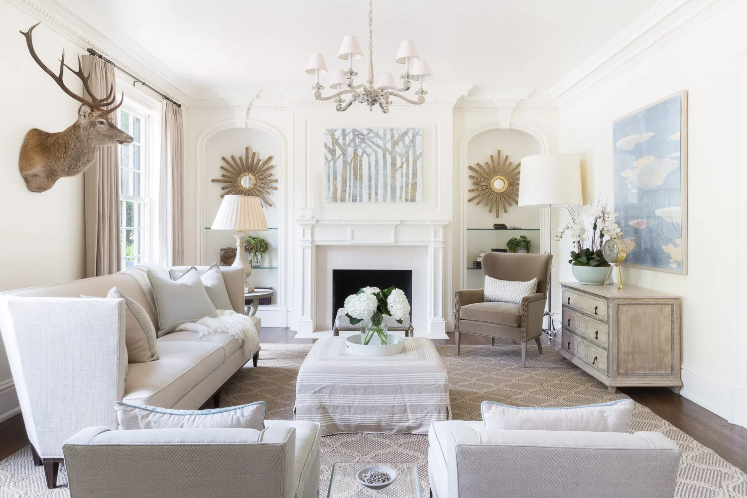 Alyssa Rosenheck PhotographyGood morning, chic readers! We hope your Thursday is off to a great start and that you are poised and ready for the weekend. We are so excited to share a few of our all-time favorite beautiful living rooms–and a few of the features that we think a great living room has.  Has anyone ever created inviting living rooms like Nancy Meyers?!  So take a few minutes, refill your coffee, and reset your mind with these stunning rooms that can’t help but inspire you to a more productive (and comfortable!) day.  Neutral decor, neutral living room 