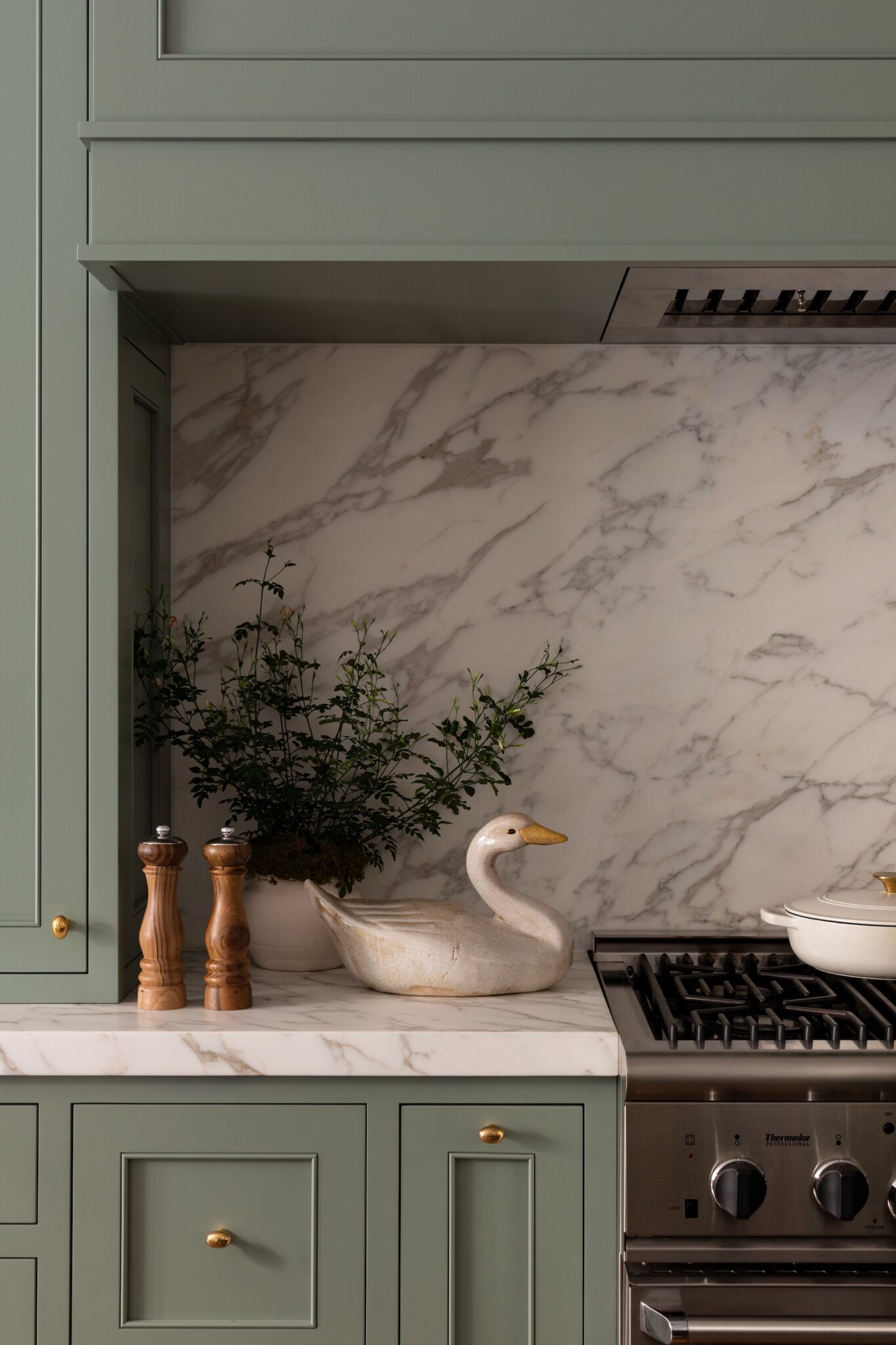 Alexandra Kaehler's stunning interior design ideas have us teeming with inspiration.  Take a look at her work, and you’ll see why we say her work is “In Good Taste!“PHOTOGRAPHER: AIMEE MAZZENGA STYLIST: CATE RAGAN