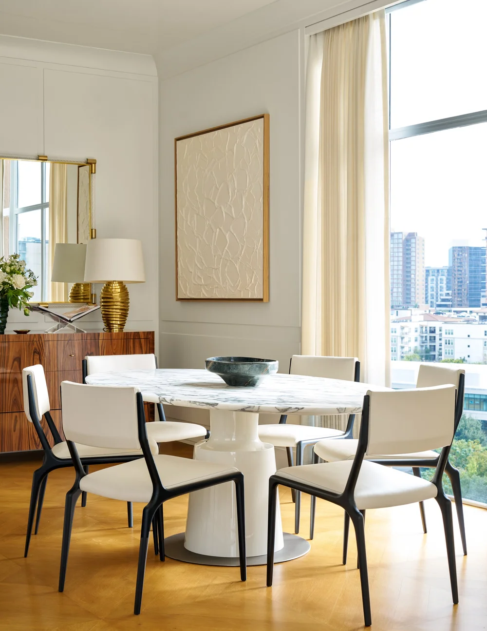 Refined yet laid-back, sophisticated yet welcoming, Mary Beth Wagner creates beautiful interiors that feel like home all so perfectly photographed by Nathan Schroder. Her unique approach to interior design revolves around capturing the essence of classic aesthetics while ensuring the spaces she designs are warm, inviting, and practical for everyday living. 