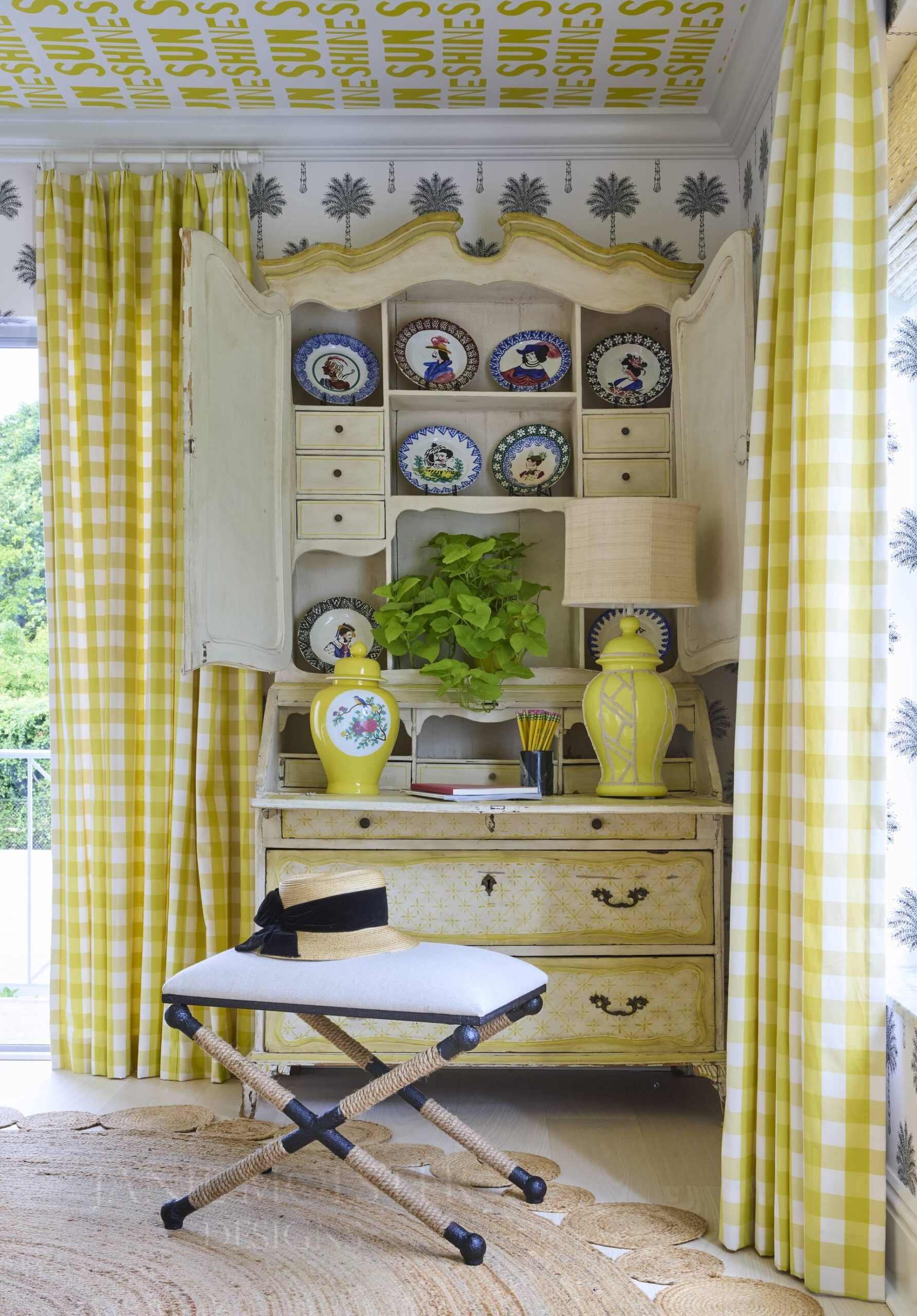  It’s Wednesday, and we’re needing a little color in our lives–and our homes! From food to flowers, art to dresses, everything is better with a splash of a favorite shade!?  Take a peek at these colorful home interiors in the Palm Beach getaway of the fabulously talented Janie Molster, and we think you’ll agree. Brantley Photography