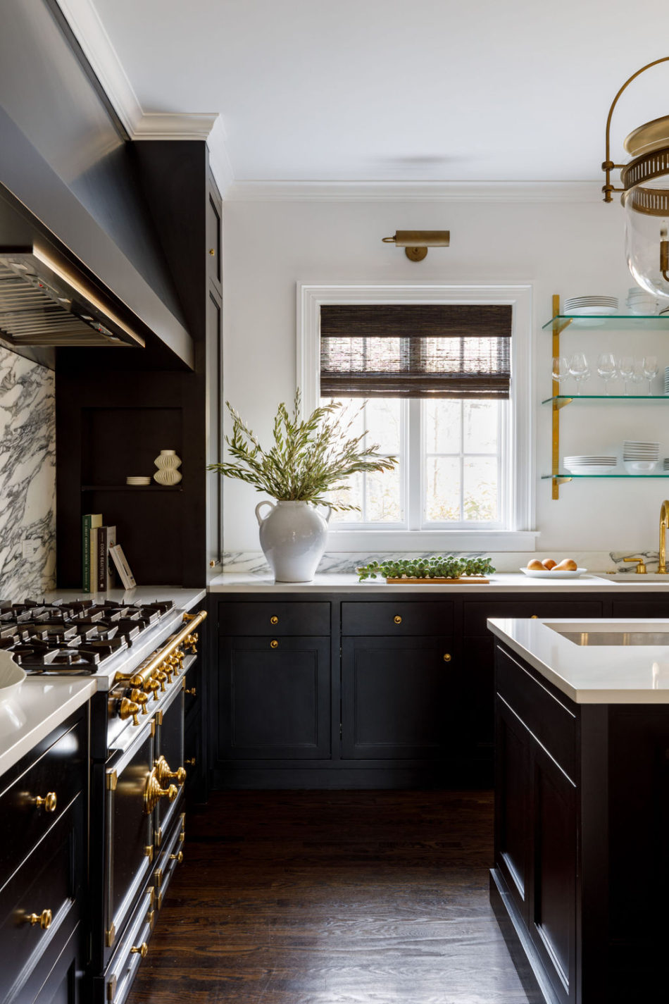 Alexandra Kaehler's stunning design has us teeming with inspiration.  Take a look at her work, and you’ll see why we say her work is “In Good Taste!“PHOTOGRAPHER: AIMEE MAZZENGA STYLIST: CATE RAGAN