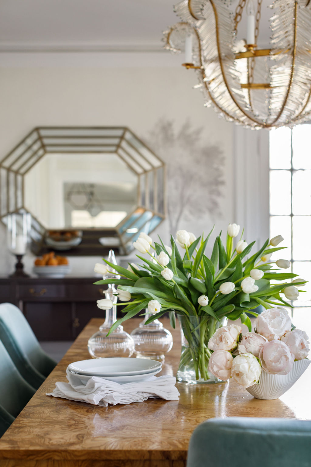 Alexandra Kaehler's stunning design has us teeming with inspiration.  Take a look at her work, and you’ll see why we say her work is “In Good Taste!“PHOTOGRAPHER: AIMEE MAZZENGA STYLIST: CATE RAGAN