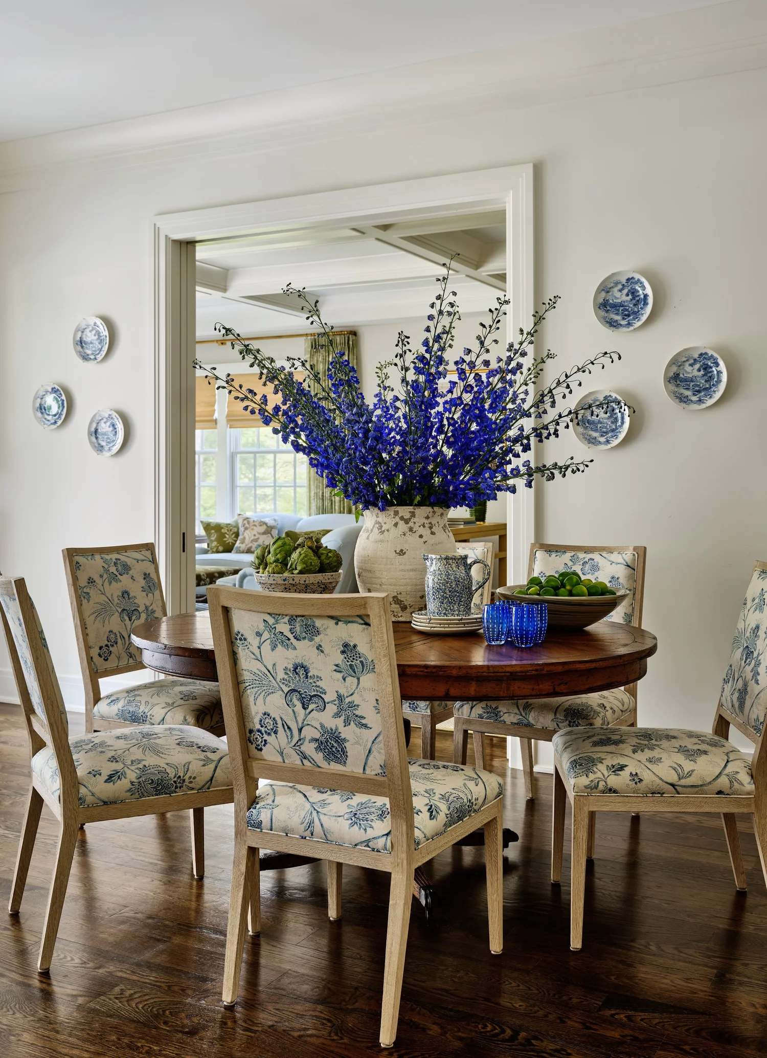  Alternative Text And no one embraces that philosophy better than designer Ariel Okin. From the largest room to the tiniest nook, nothing is overlooked. During this season that is all about the little things, take a peek at one of our favorite homes from this talented designer–and get a jumpstart on your home inspiration for 2026. Photography: Read McKendree 