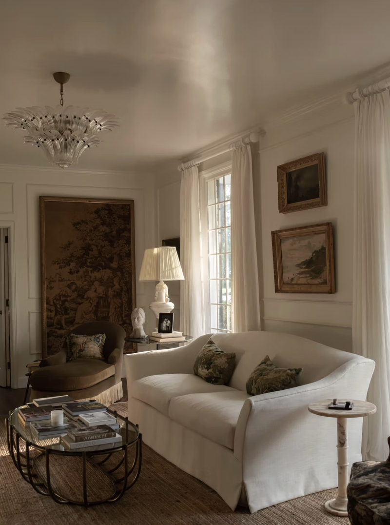 We hope your Tuesday is off to a great start and that you are poised and ready to tackle this week. We are so excited to share a few beautiful living rooms–and a few of the features that we think most great living rooms have in common.