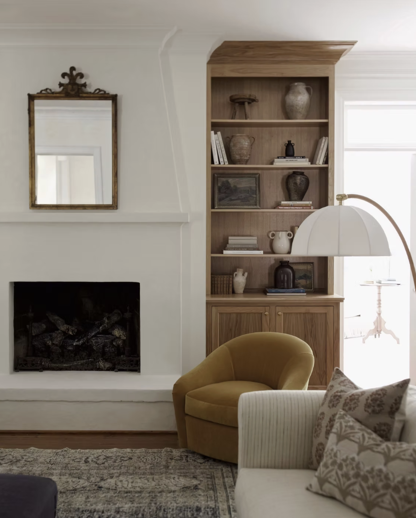 We hope your Tuesday is off to a great start and that you are poised and ready to tackle this week. We are so excited to share a few beautiful living rooms–and a few of the features that we think most great living rooms have in common.