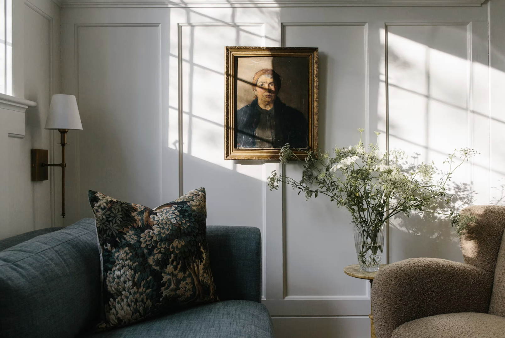 We hope your Tuesday is off to a great start and that you are poised and ready to tackle this week. We are so excited to share a few beautiful living rooms–and a few of the features that we think most great living rooms have in common.