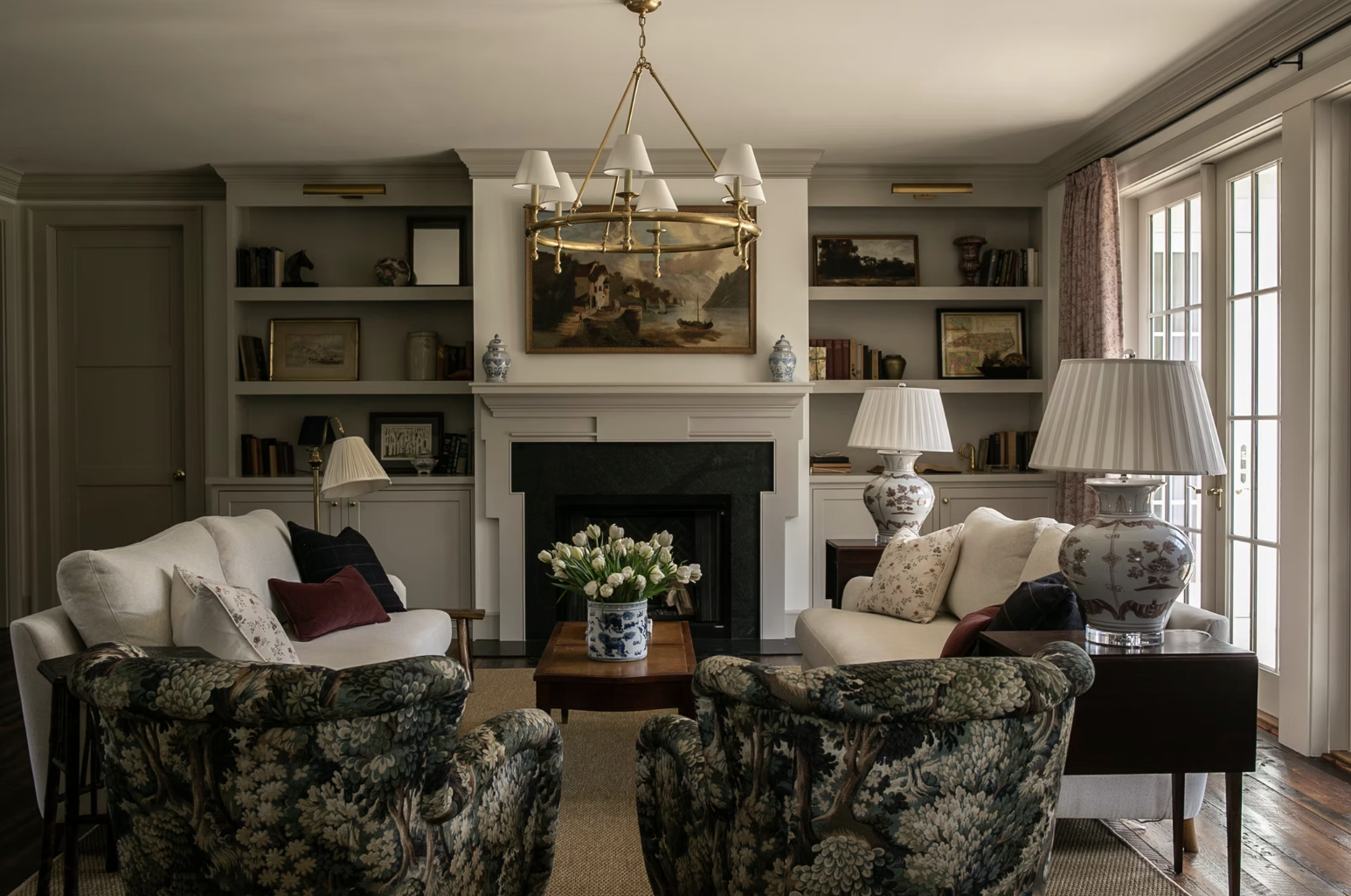 We hope your Tuesday is off to a great start and that you are poised and ready to tackle this week. We are so excited to share a few beautiful living rooms–and a few of the features that we think most great living rooms have in common.