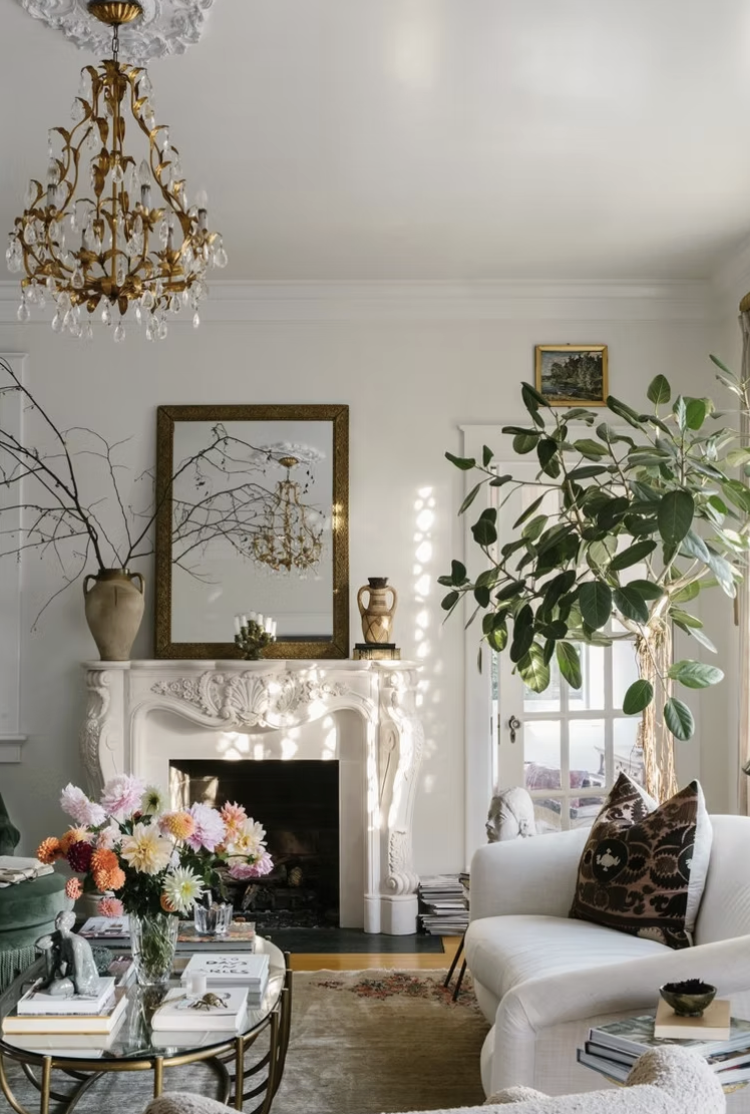 We hope your Tuesday is off to a great start and that you are poised and ready to tackle this week. We are so excited to share a few beautiful living rooms–and a few of the features that we think most great living rooms have in common.