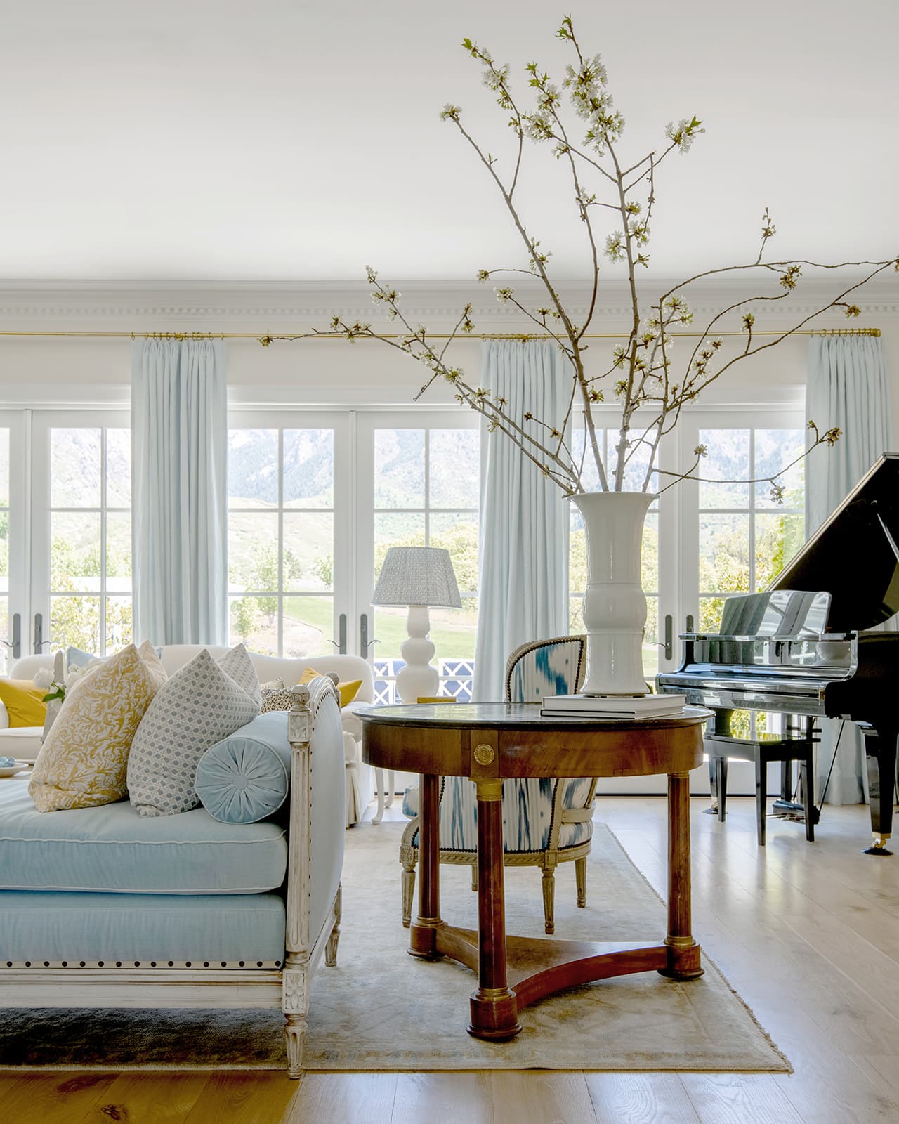 Good morning, chic readers! We hope you are having a great week--and are in the mood for touring a one-of-a-kind home. For us, this week, a spot of calm is just what the doctor ordered! Grab your favorite warm beverage, a cozy blanket, and curl up by the fire to savor every square inch of the beautiful interior design by Hillary W. Taylor.Heather Nan Photography