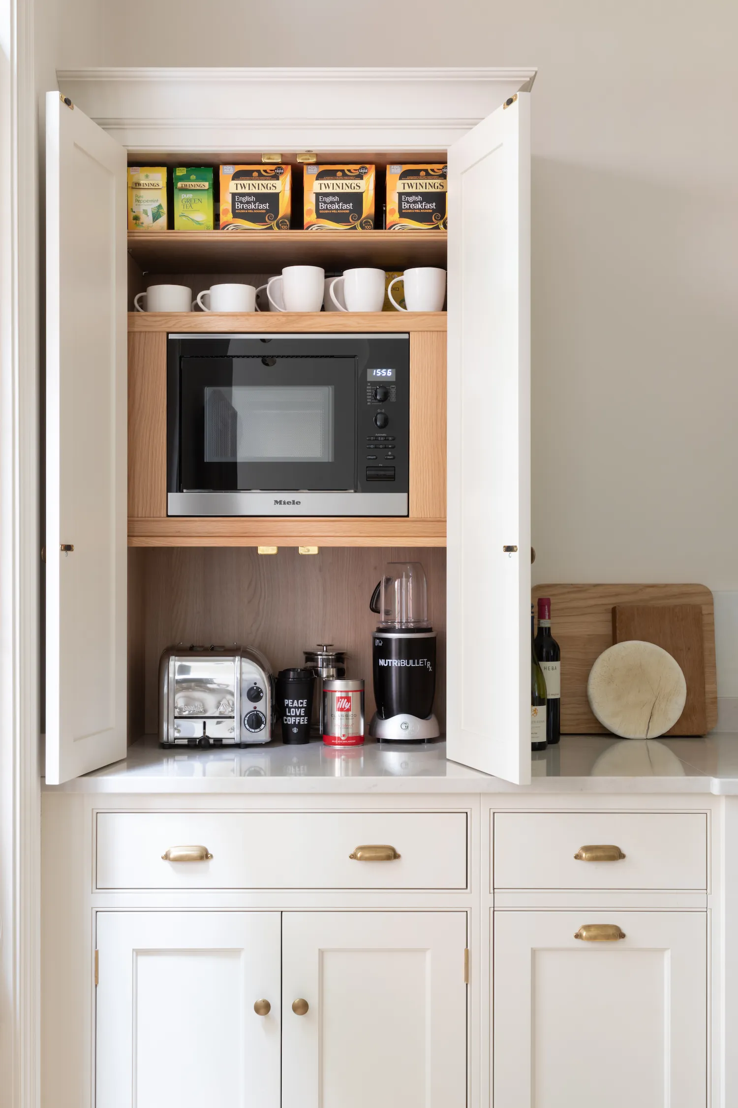 The holidays always get us in the mood for kitchen organization. And Humphrey Munson is providing us with plenty of inspiration. 