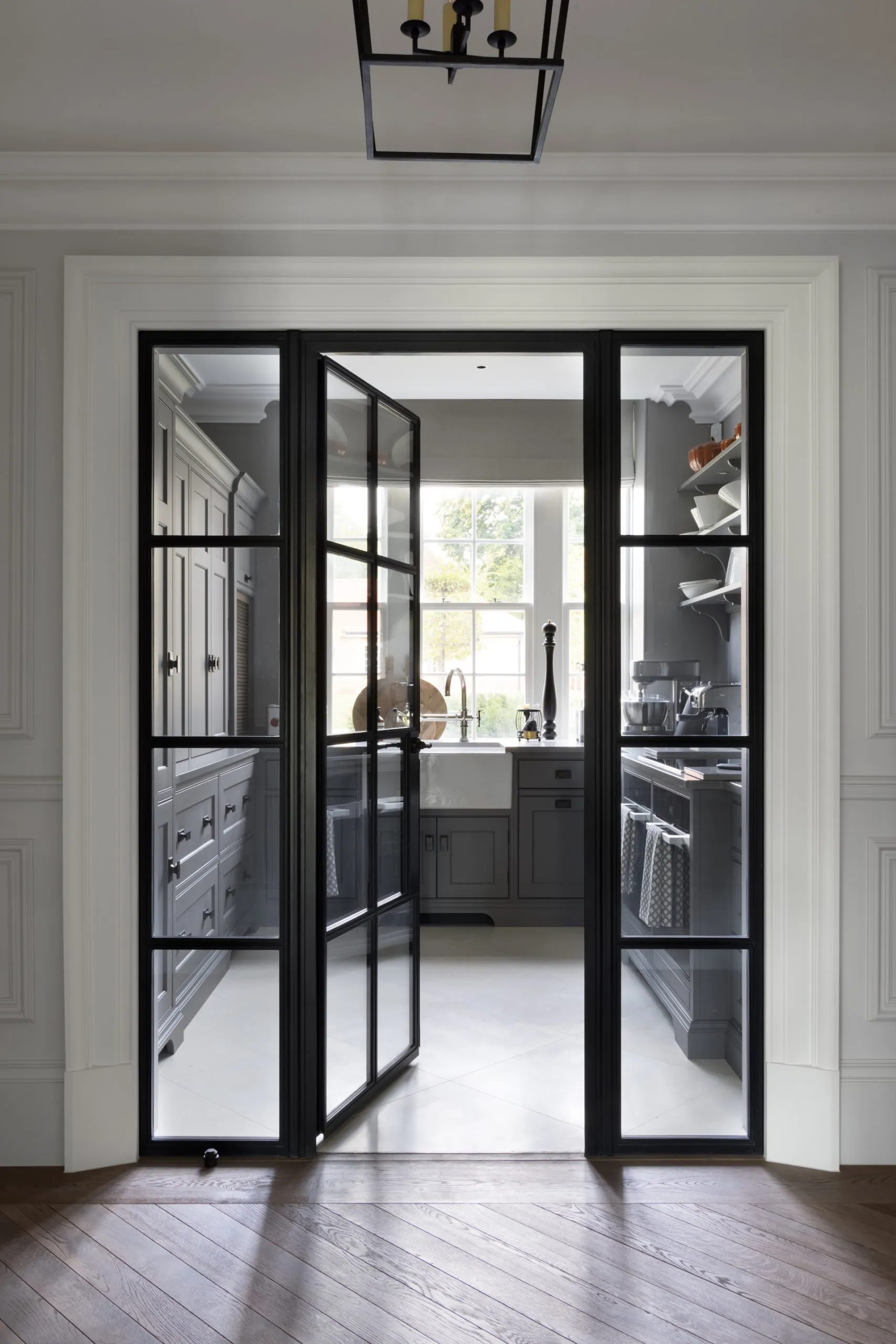 The holidays always get us in the mood for kitchen organization. And Humphrey Munson is providing us with plenty of inspiration. 