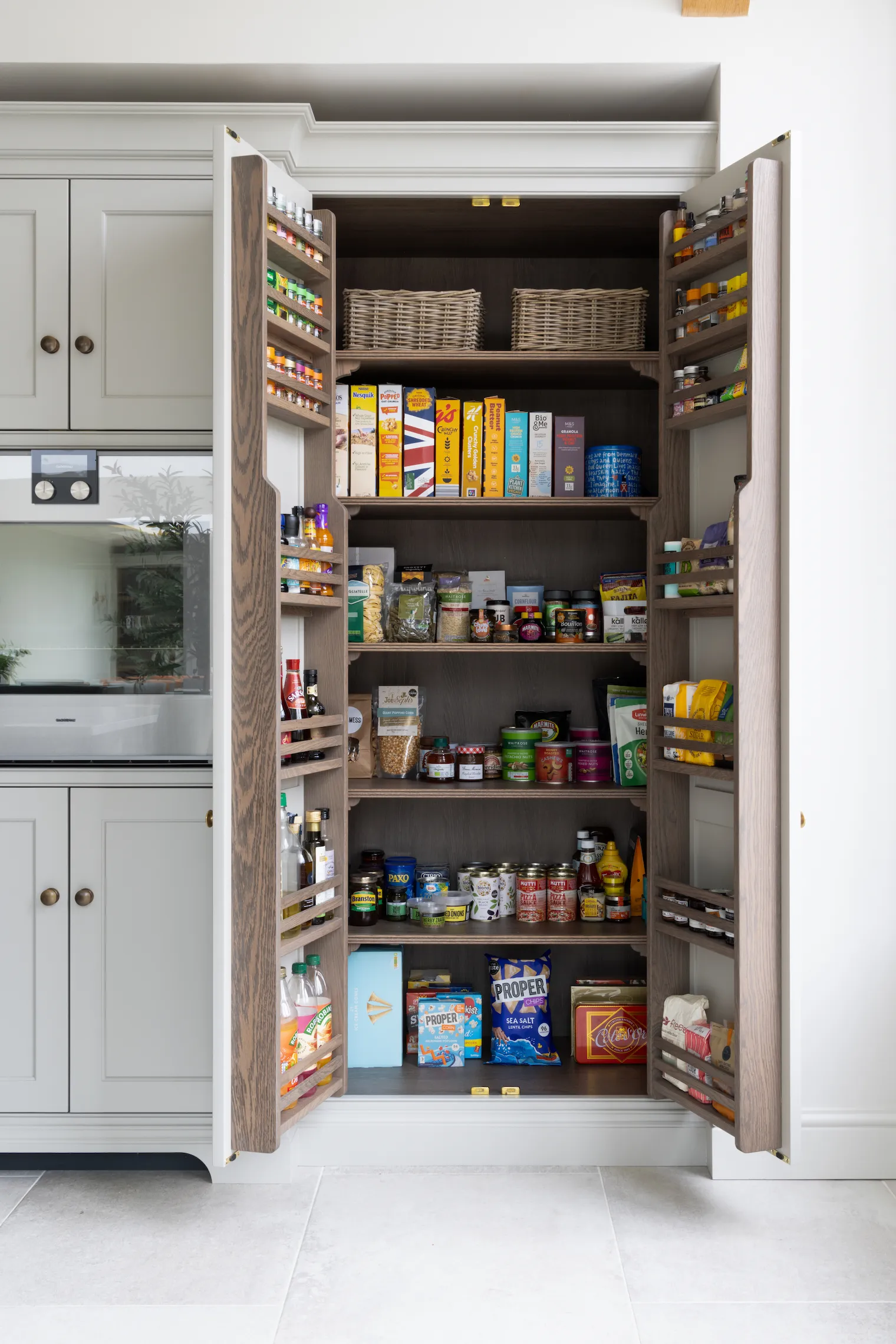 The holidays always get us in the mood for kitchen organization. And Humphrey Munson is providing us with plenty of inspiration. 