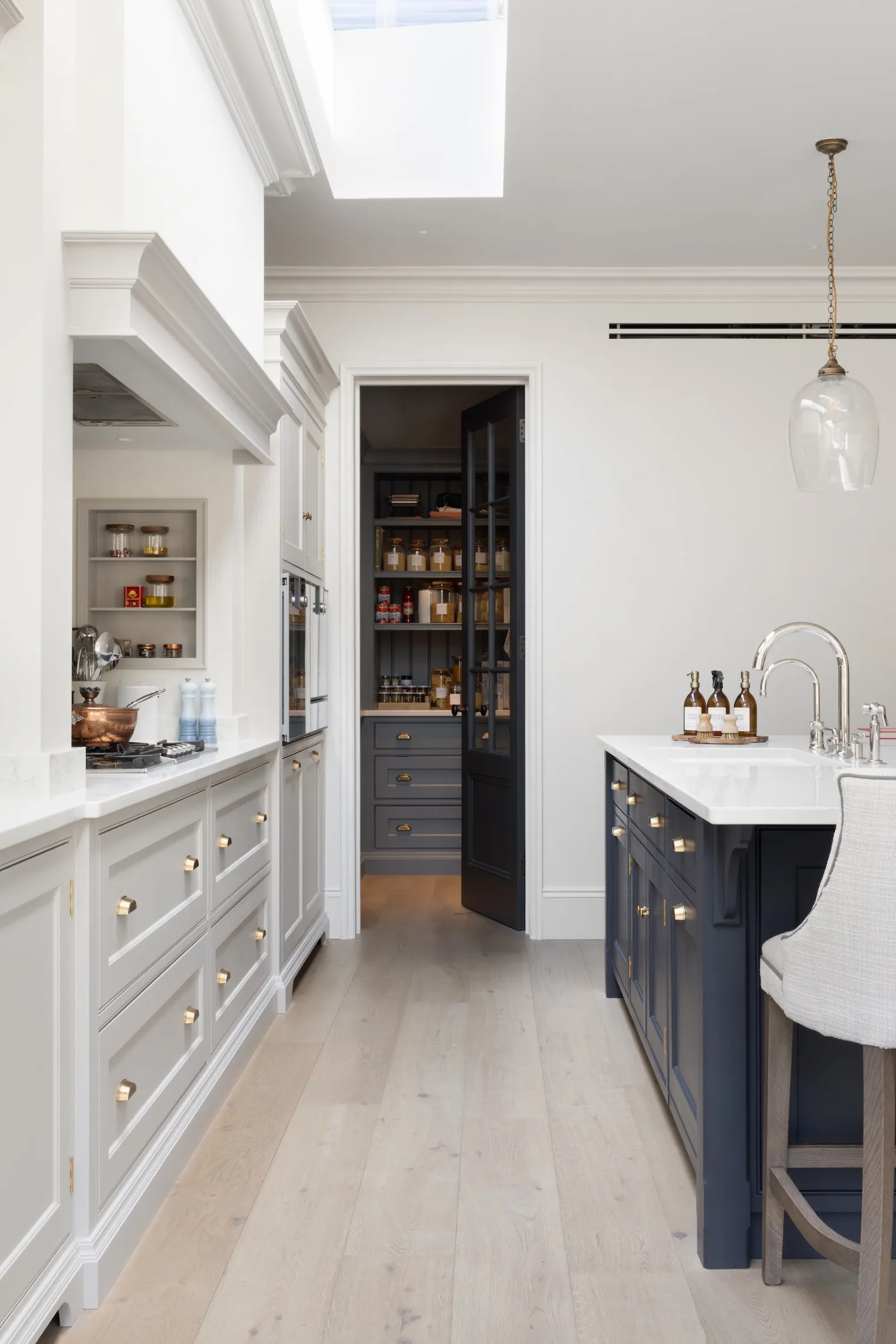 The holidays always get us in the mood for kitchen organization. And Humphrey Munson is providing us with plenty of inspiration. 