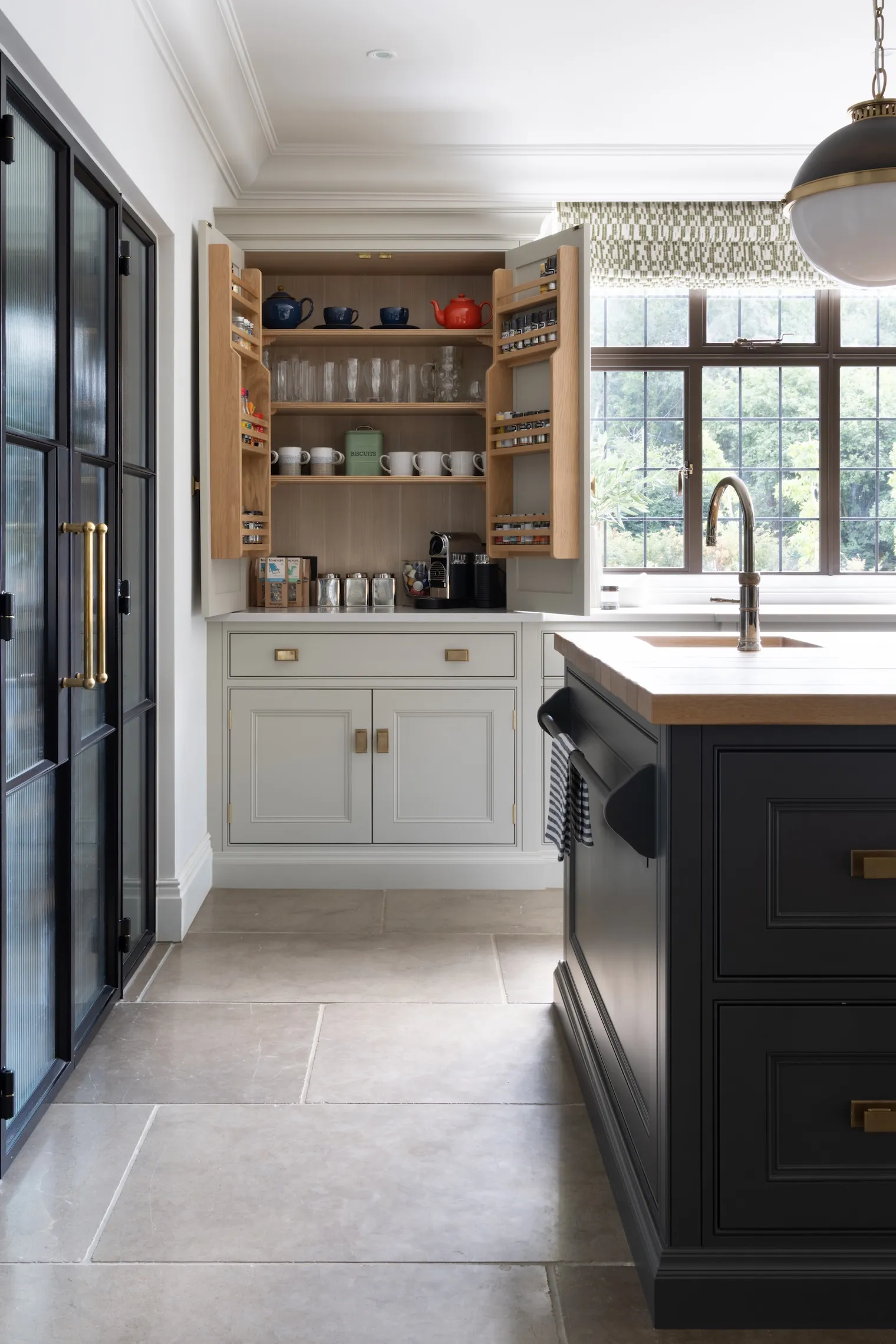 The holidays always get us in the mood for kitchen organization. And Humphrey Munson is providing us with plenty of inspiration. 