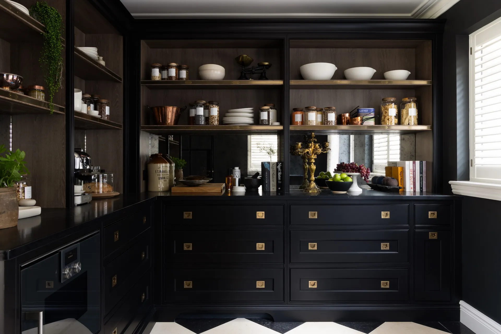 The holidays always get us in the mood for kitchen organization. And Humphrey Munson is providing us with plenty of inspiration. 