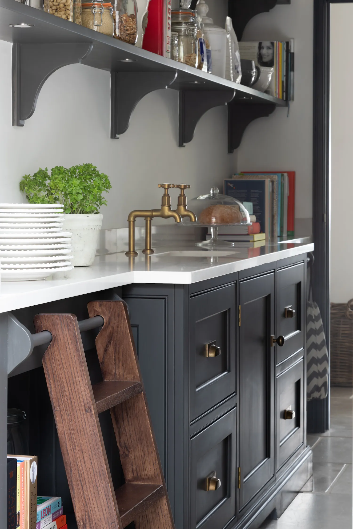 Alternative Text Humphrey Munson has made the dream of a clutter free kitchen a reality for many a homeowner with these kitchen organization ideas. Paul Craig photography