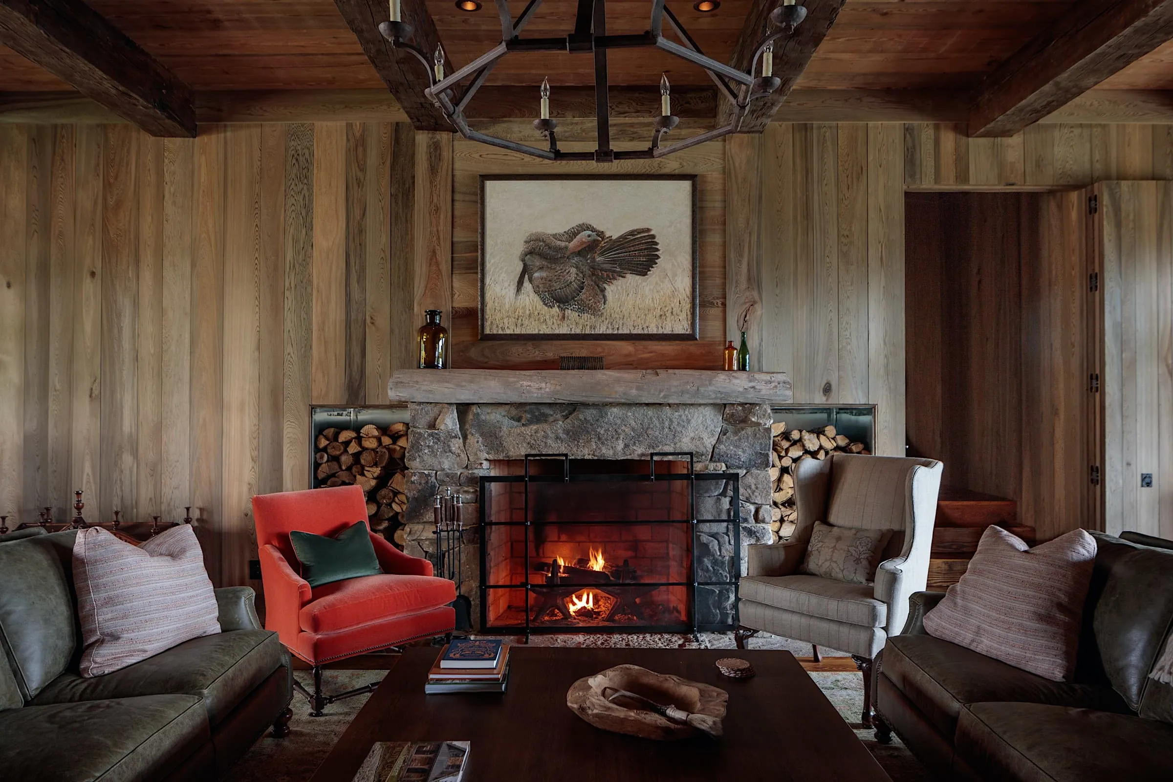 Good morning, chic readers! If you could use a little inspiration today, check out the work of one of our favorite designers, Design Atelier. With an eye for detail and a penchant for proportion, Design Atelier's work is always the height of timeless sophistication and charm. Take a look at 10 of gorgeous living rooms and savor every detail.