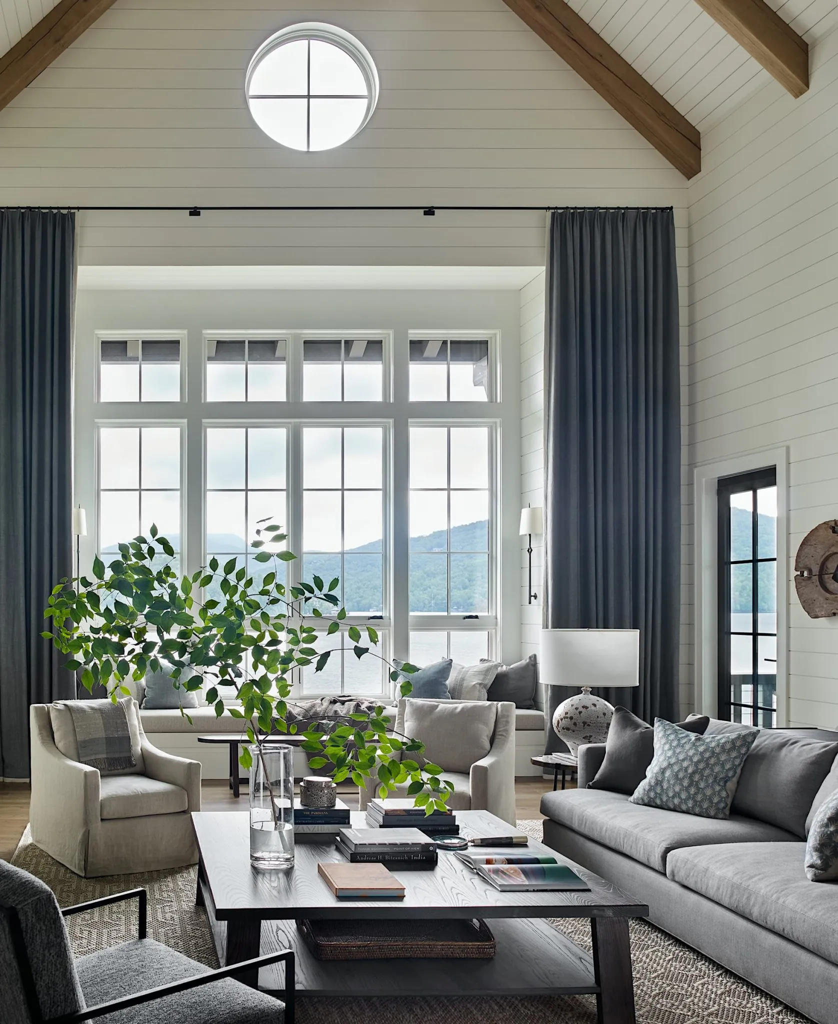 Good morning, chic readers! If you could use a little inspiration today, check out the work of one of our favorite designers, Design Atelier. With an eye for detail and a penchant for proportion, Design Atelier's work is always the height of timeless sophistication and charm. Take a look at 10 of gorgeous living rooms and savor every detail.