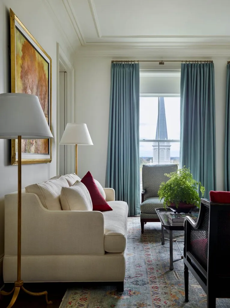 Good morning, chic readers! If you could use a little inspiration today, check out the work of one of our favorite designers, Design Atelier. With an eye for detail and a penchant for proportion, Design Atelier's work is always the height of timeless sophistication and charm. Take a look at 10 of gorgeous living rooms and savor every detail.