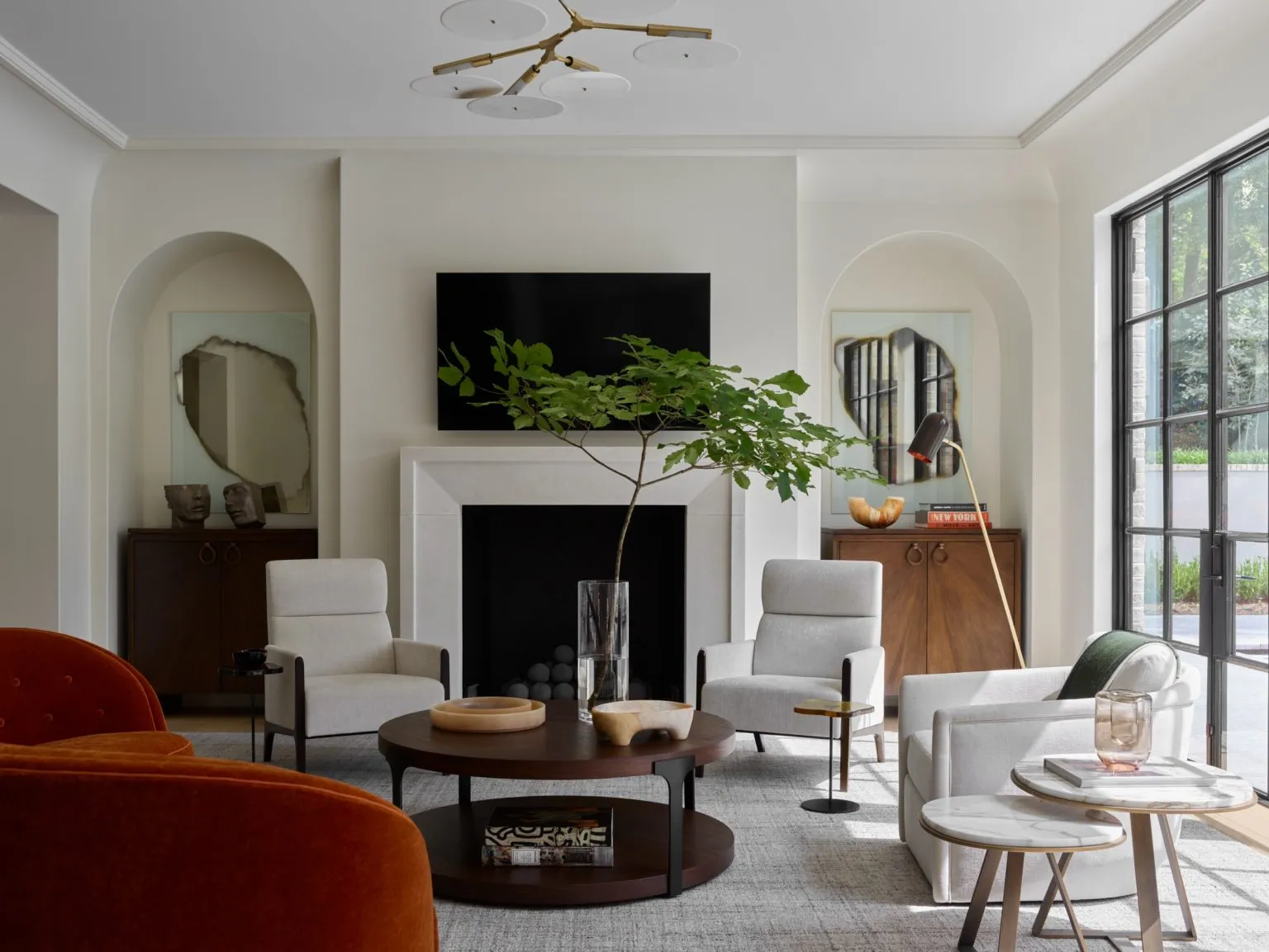 Good morning, chic readers! If you could use a little inspiration today, check out the work of one of our favorite designers, Design Atelier. With an eye for detail and a penchant for proportion, Design Atelier's work is always the height of timeless sophistication and charm. Take a look at 10 of gorgeous living rooms and savor every detail.