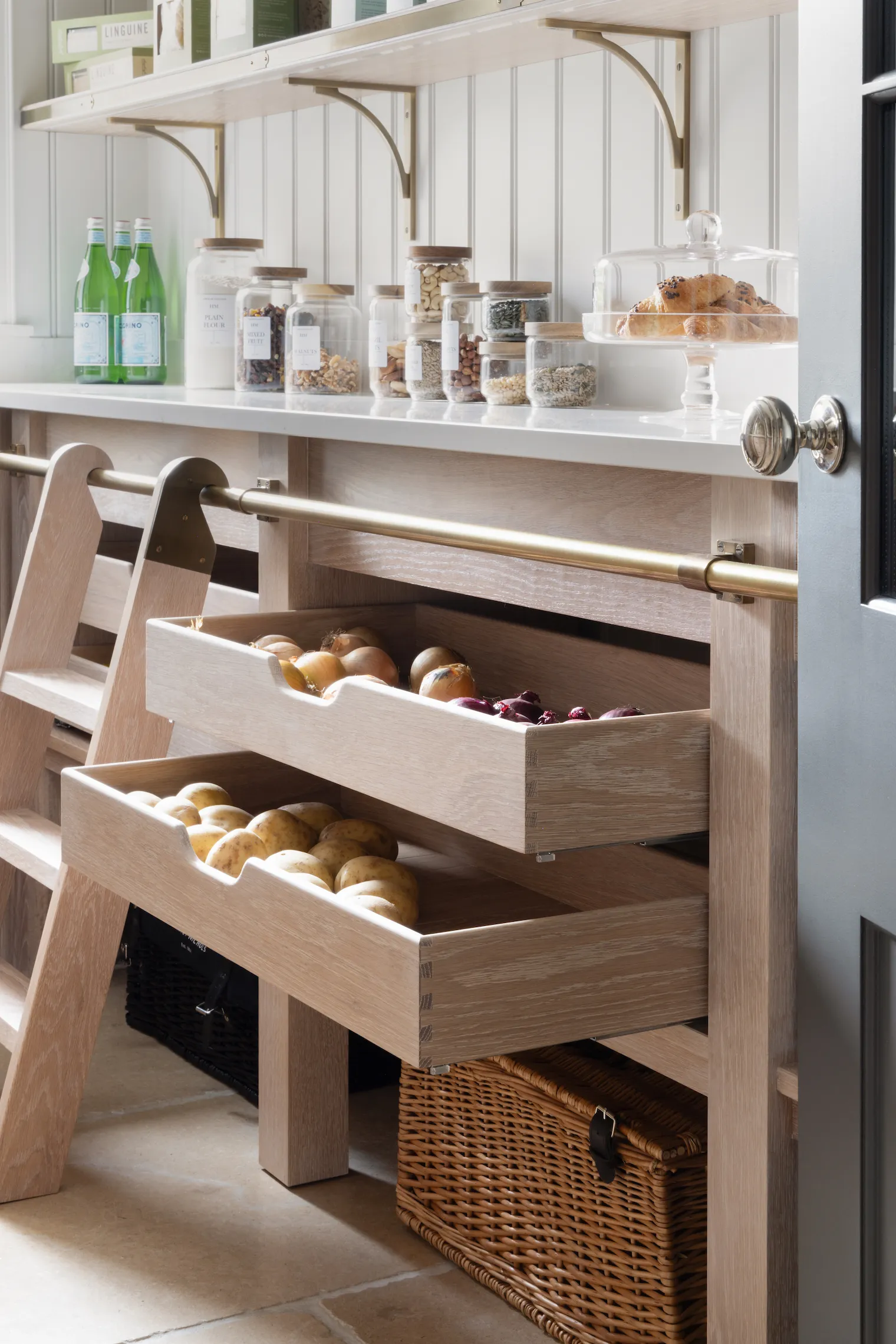 Alternative Text Humphrey Munson has made the dream of a clutter free kitchen a reality for many a homeowner with these kitchen organization ideas. Paul Craig photography