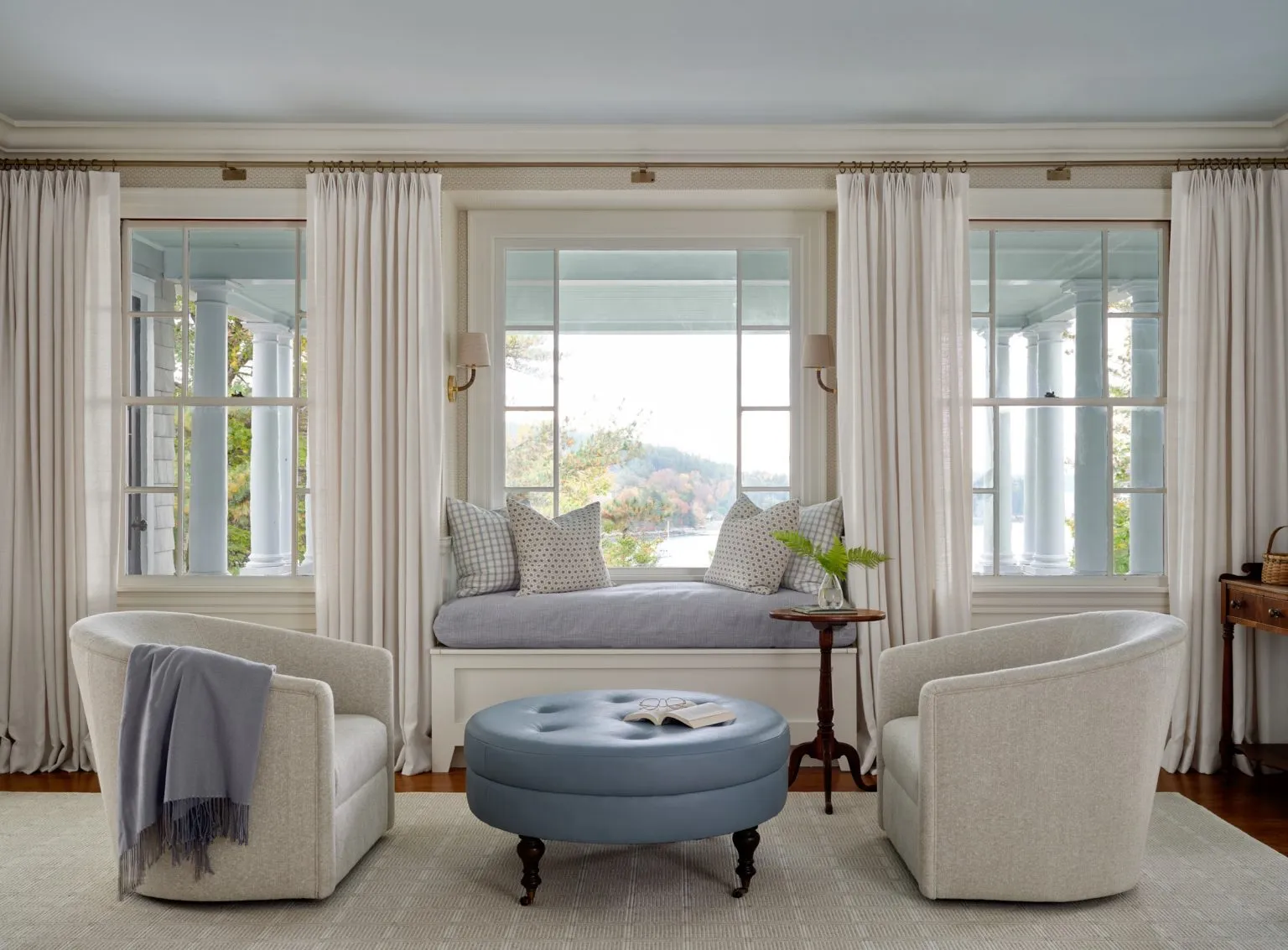 Good morning, chic readers! If you could use a little inspiration today, check out the work of one of our favorite designers, Design Atelier. With an eye for detail and a penchant for proportion, Design Atelier's work is always the height of timeless sophistication and charm. Take a look at 10 of gorgeous living rooms and savor every detail.