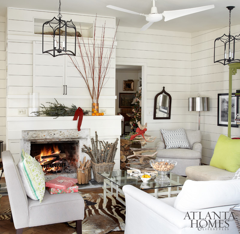 We can hardly believe how incredibly close we are getting to Christmas. Is it beginning to look like it at your house? Today, we are talking all about Christmas mantel ideas to inspire your own mantel decor. Atlanta Homes & Lifestyles |   Emily Followill Photography