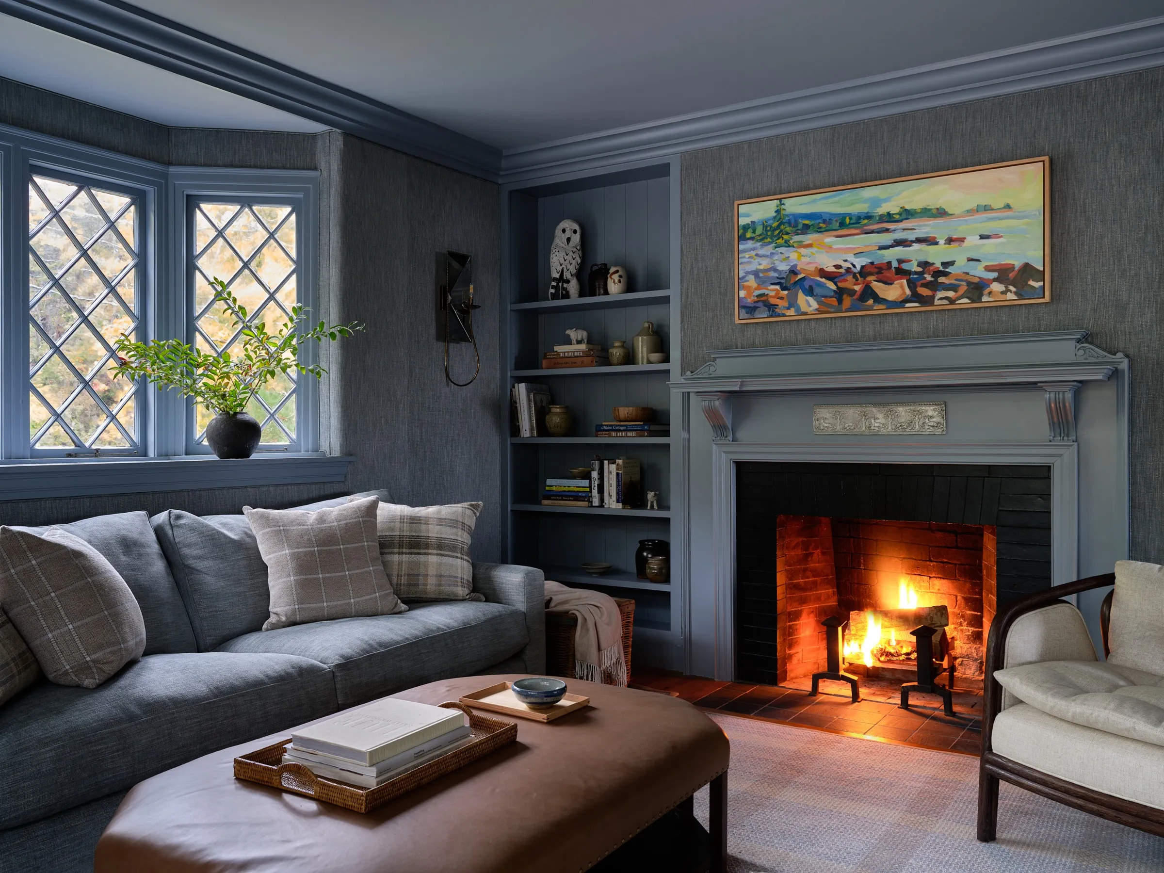 Good morning, chic readers! If you could use a little inspiration today, check out the work of one of our favorite designers, Design Atelier. With an eye for detail and a penchant for proportion, Design Atelier's work is always the height of timeless sophistication and charm. Take a look at 10 of gorgeous living rooms and savor every detail.Photographer Sean Litchfield