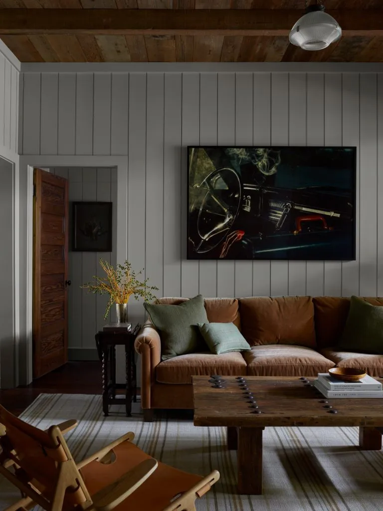 Good morning, chic readers! If you could use a little inspiration today, check out the work of one of our favorite designers, Design Atelier. With an eye for detail and a penchant for proportion, Design Atelier's work is always the height of timeless sophistication and charm. Take a look at 10 of gorgeous living rooms and savor every detail.