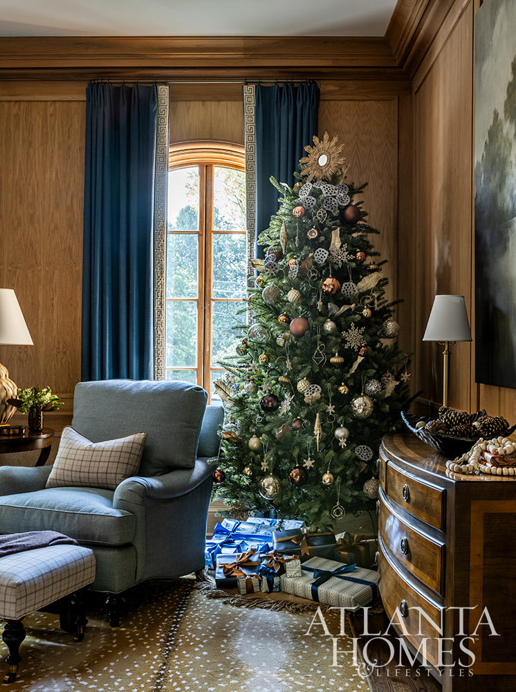 And we are taking notes from this gorgeous Courtney Decker -Christmas home tour in this month's Atlanta Homes and LifestylesArchitect: Interiors: Coutney Giles Interiors | Yong Pak, Pak Heydt & Associates,