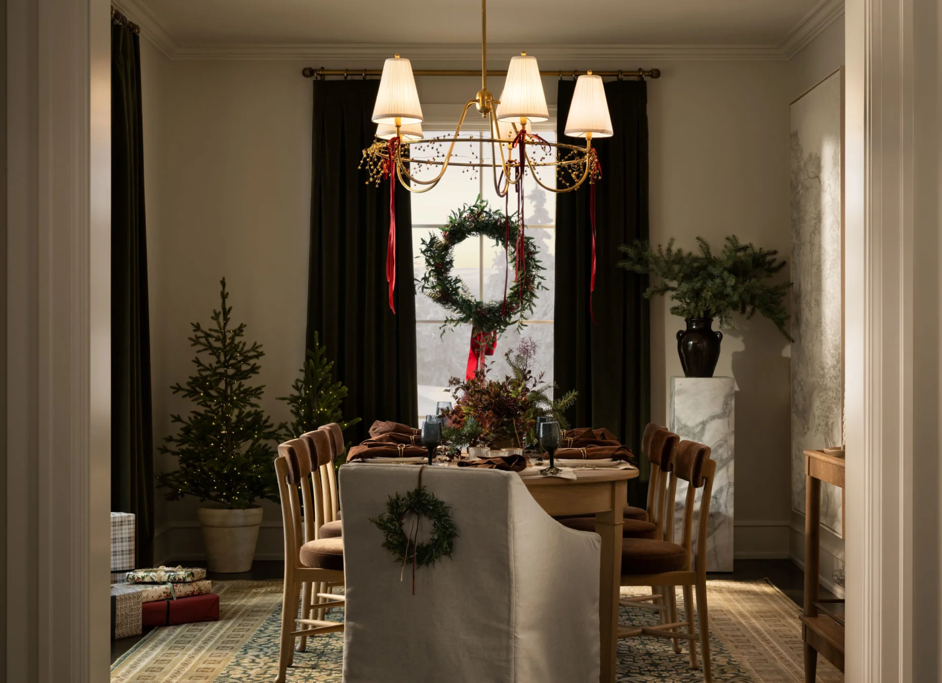 Studio McGee is known for capturing the soul of a house and bringing it to life. An eye for design and the ability to create a laid-back yet well-thought-out look are why we think their work is in such good taste. We are always in awe of talent, but that awe is doubled when it is so incredibly versatile. You’ll want to savor these stunning interiors in this designer’s arsenal. Lucy Call Photography