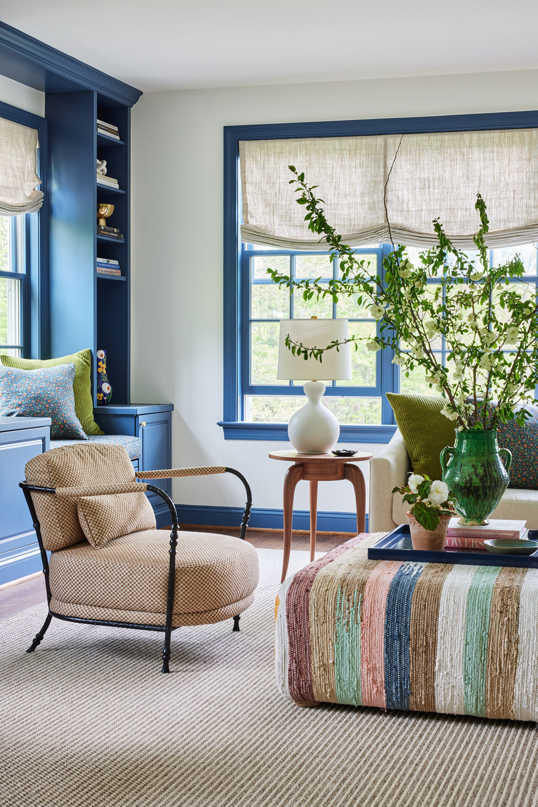 Don't you just love it when you stumble upon a designer whose stunning interiors make your heart race? That's what happened to us with Jennifer Hunter Design. Their whole aesthetic is just our style. We think you might agree that these designers' work is in good taste! Photo: @kirstenrfrancis Styling: @francesfinds