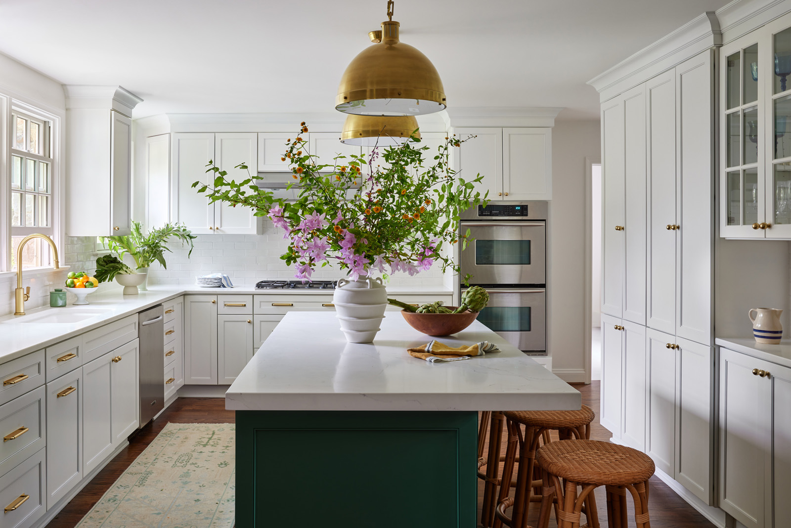 Don't you just love it when you stumble upon a designer whose stunning interiors make your heart race? That's what happened to us with Jennifer Hunter Design. Their whole aesthetic is just our style. We think you might agree that these designers' work is in good taste! Photo: @kirstenrfrancis Styling: @francesfinds