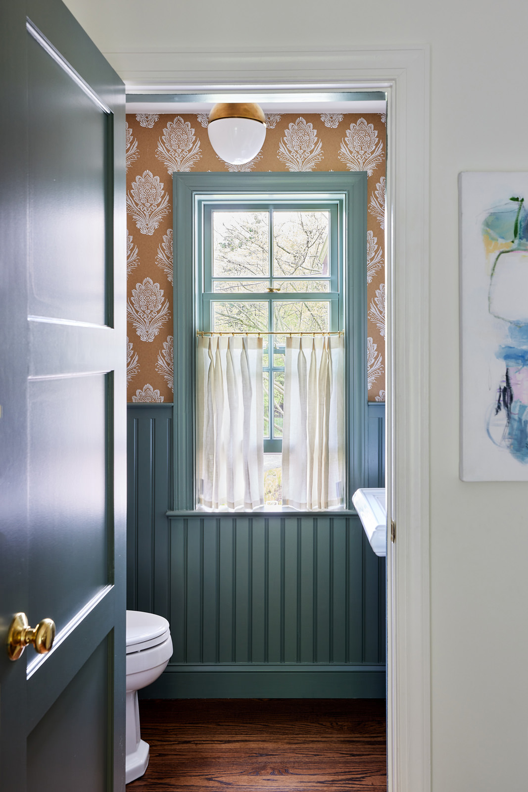 Don't you just love it when you stumble upon a designer whose stunning interiors make your heart race? That's what happened to us with Jennifer Hunter Design. Their whole aesthetic is just our style. We think you might agree that these designers' work is in good taste! Photo: @kirstenrfrancis Styling: @francesfinds