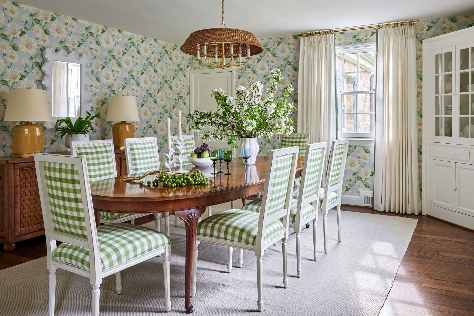  Don't you just love it when you stumble upon a designer whose stunning interiors make your heart race? That's what happened to us with Jennifer Hunter Design. Their whole aesthetic is just our style. We think you might agree that these designers' work is in good taste! Photo: @kirstenrfrancis Styling: @francesfinds 