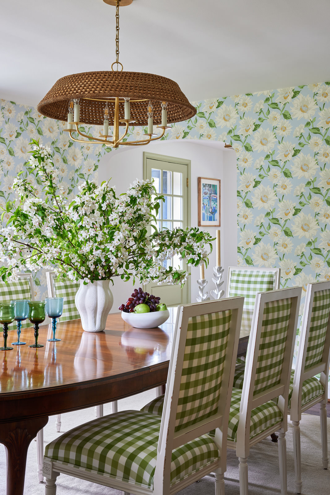  Don't you just love it when you stumble upon a designer whose stunning interiors make your heart race? That's what happened to us with Jennifer Hunter Design. Their whole aesthetic is just our style. We think you might agree that these designers' work is in good taste! Photo: @kirstenrfrancis Styling: @francesfinds