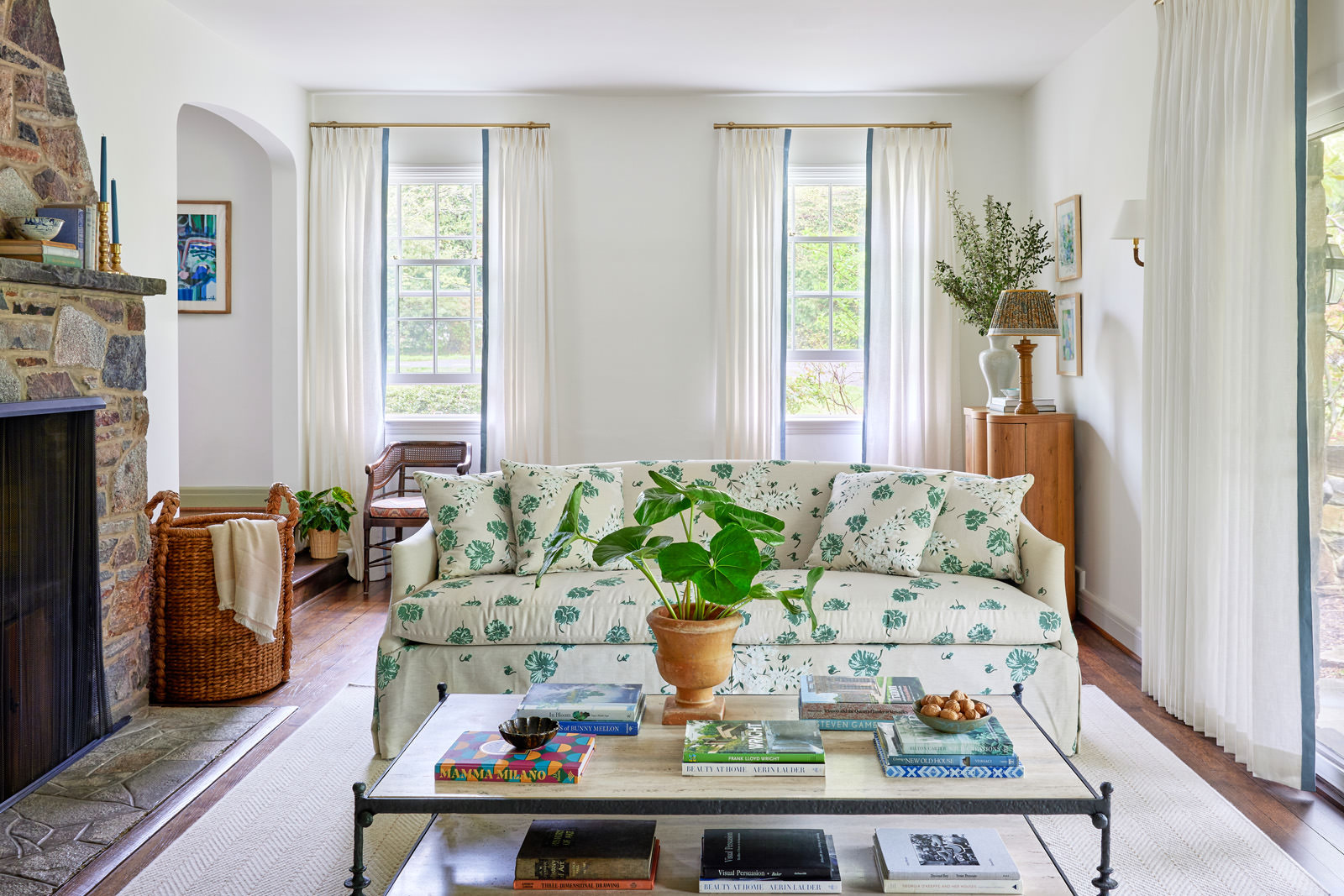  Don't you just love it when you stumble upon a designer whose stunning interiors make your heart race? That's what happened to us with Jennifer Hunter Design. Their whole aesthetic is just our style. We think you might agree that these designers' work is in good taste! Photo: @kirstenrfrancis Styling: @francesfinds