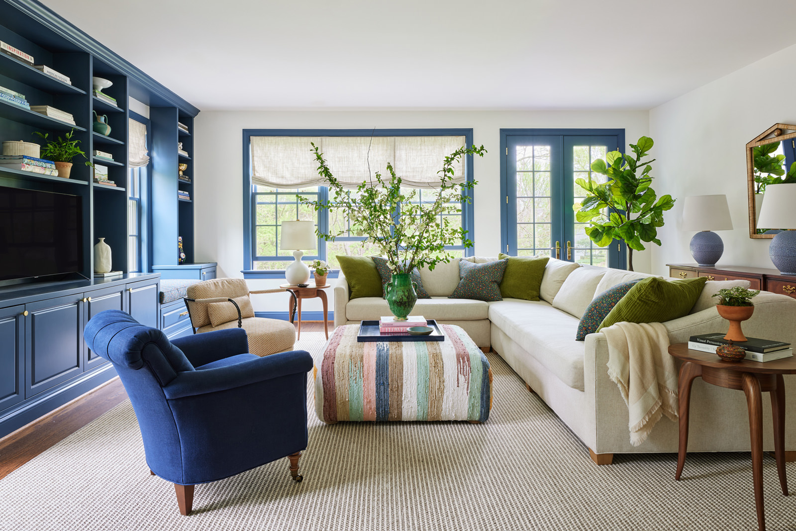 Don't you just love it when you stumble upon a designer whose stunning interiors make your heart race? That's what happened to us with Jennifer Hunter Design. Their whole aesthetic is just our style. We think you might agree that these designers' work is in good taste! Photo: @kirstenrfrancis Styling: @francesfinds