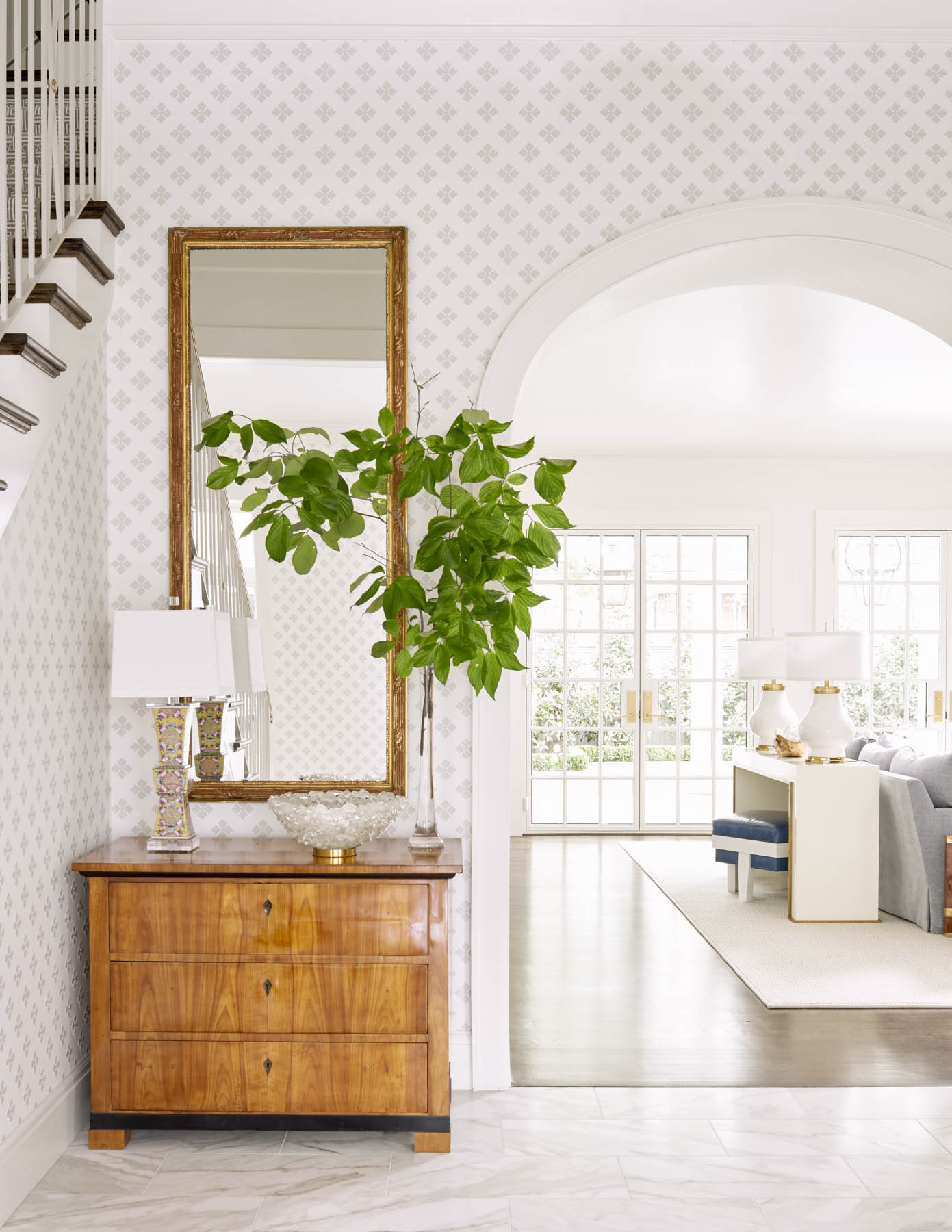 From an evening gown to a perfect floral arrangement, foyers are like a first impression: You only get one chance to make it. Take a peek at 7 entryway design ideas from one of our favorite designers, Collins Interiors, with memorable style. Nathan Schroder Photography