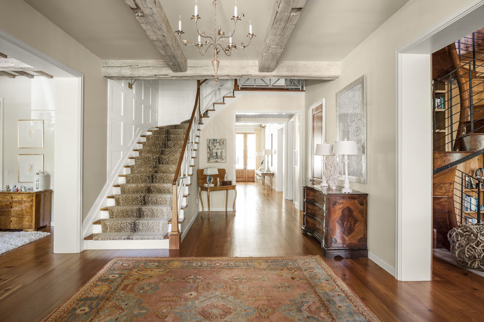 From an evening gown to a perfect floral arrangement, foyers are like a first impression: You only get one chance to make it. Take a peek at 7 entryway design ideas from one of our favorite designers, Collins Interiors, with memorable style. Nathan Schroder Photography