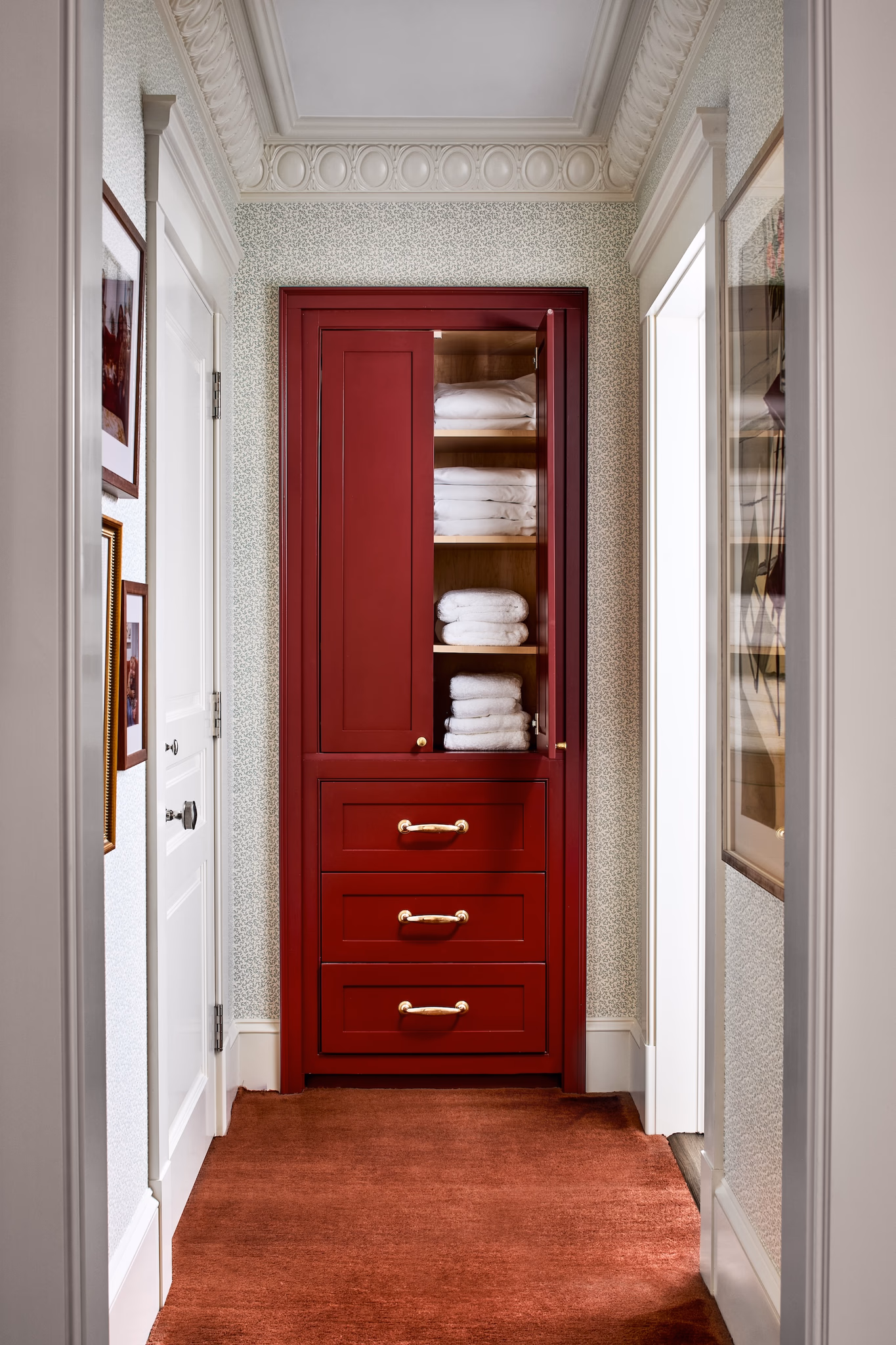 Rich, earthy colors, layered textures and rooms that tell a story - . This historic Georgetown row house designed by Zoe Feldman has us daydreaming about adding a few of these trends to our own homes. Stacy Zarin Goldberg Photography