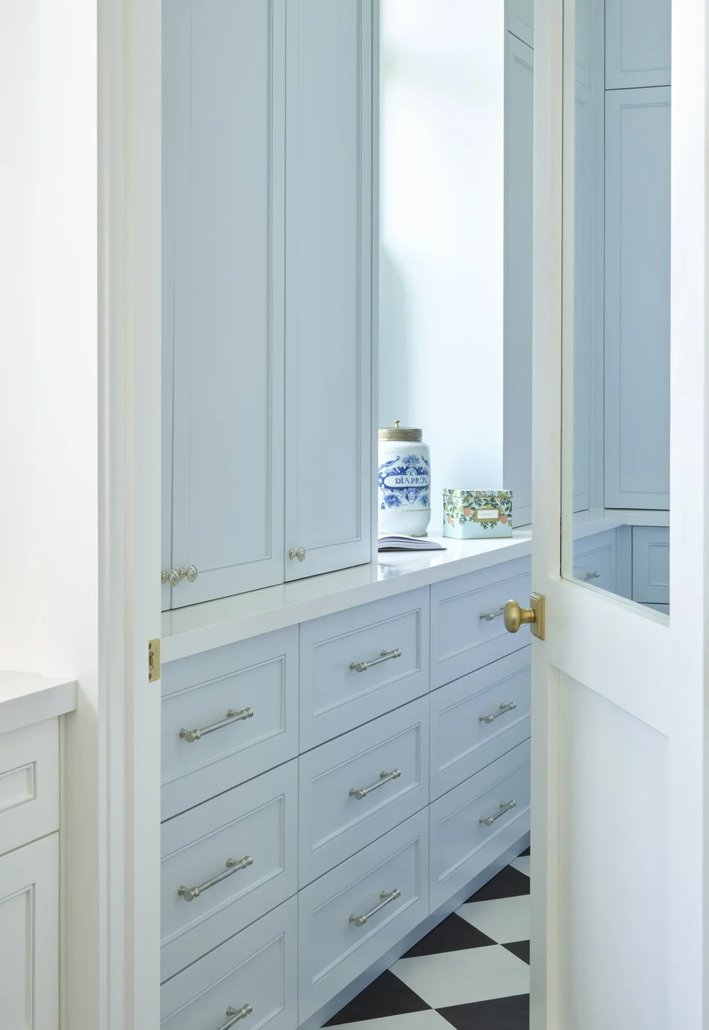 We hope you are having a great week–and are in the mood for touring a one-of-a-kind home designed by the talented Kara Miller and beautifully photographed by Brantley Photography. Neutral enough to be calm, textured enough to be interesting, and layered into complete coziness, this perfectly styled home is ideal for friends and family.Beautiful blue and white butler's pantry