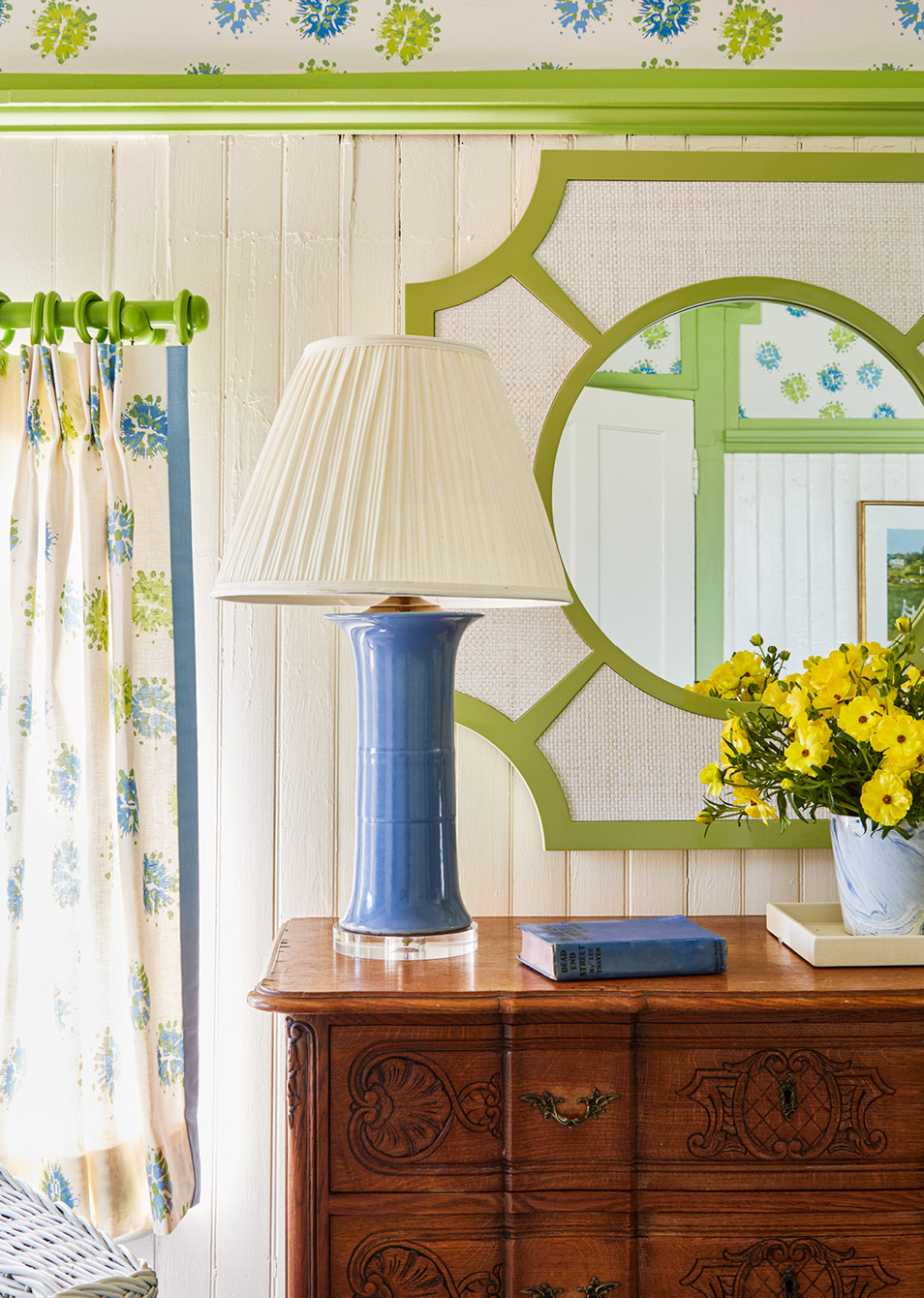 If so, you’re in for a treat today. Todays historic Catskill cottage tour designed by the talented team at Amanda Reynal Interiors is a refuge from the fast pace of modern life.   Charming and livable with lush surroundings and even lusher interiors, this home will make you feel a world away without ever leaving your living room. Thomas Loof Photography 