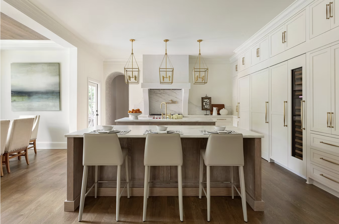 Chic, clean interior design ideas with just the right amount of personality are hallmarks of this talented designer’s style. Take a break, take a peek, and let us know which space of Cerminara Designs is your favorite! chic stained kitchen with with double islands and gorgeous glass and brass lanterns over the island -Photo: @carolinesharpnack